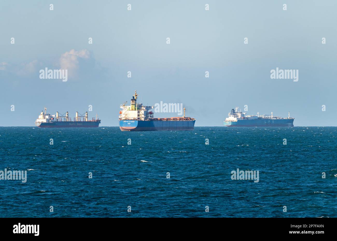 Bahia Blanca, Argentinien - 3. Februar 2023: Drei große Fracht- und Flüssiggasschiffe vor Anker Stockfoto