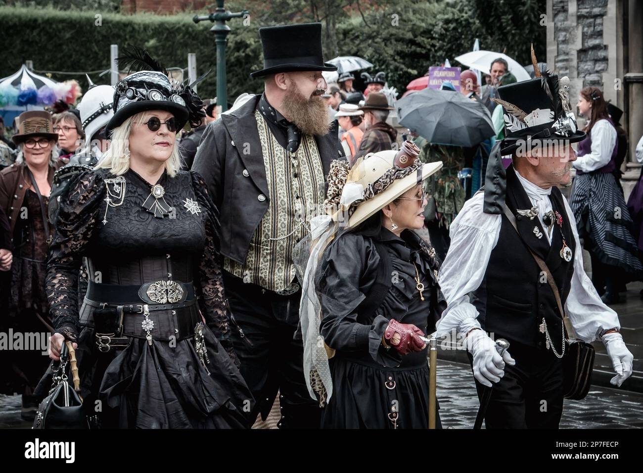Eine Gruppe gotisch inspirierter Steampunks in schwarzer Kleidung. Stockfoto