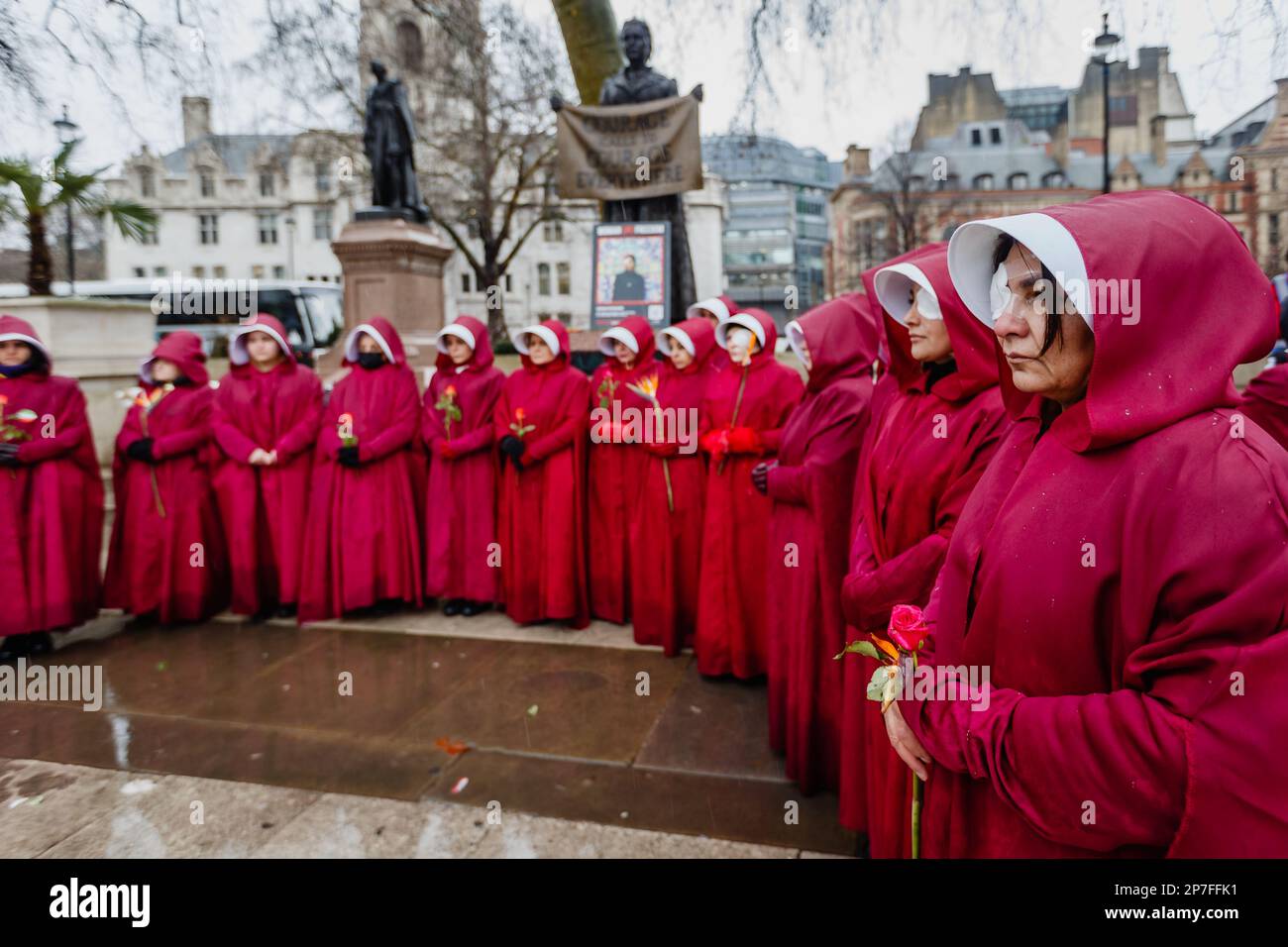 Britisch-iranische Frauenprotestierende auf dem Parlamentsplatz am Internationalen Frauentag 2023. Stockfoto