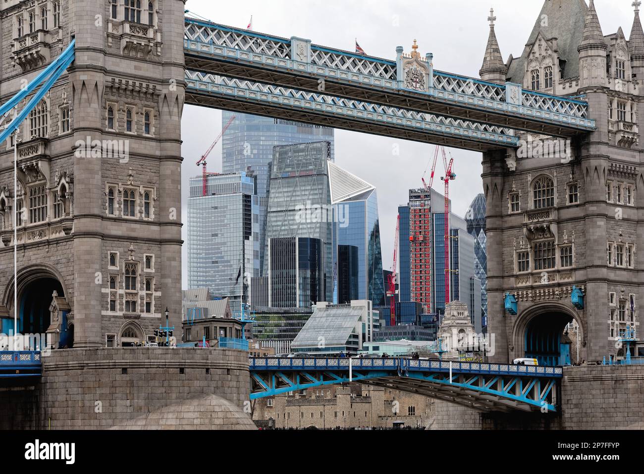 Die moderne Skyline der City of London blickt durch die historische Tower Bridge England Stockfoto