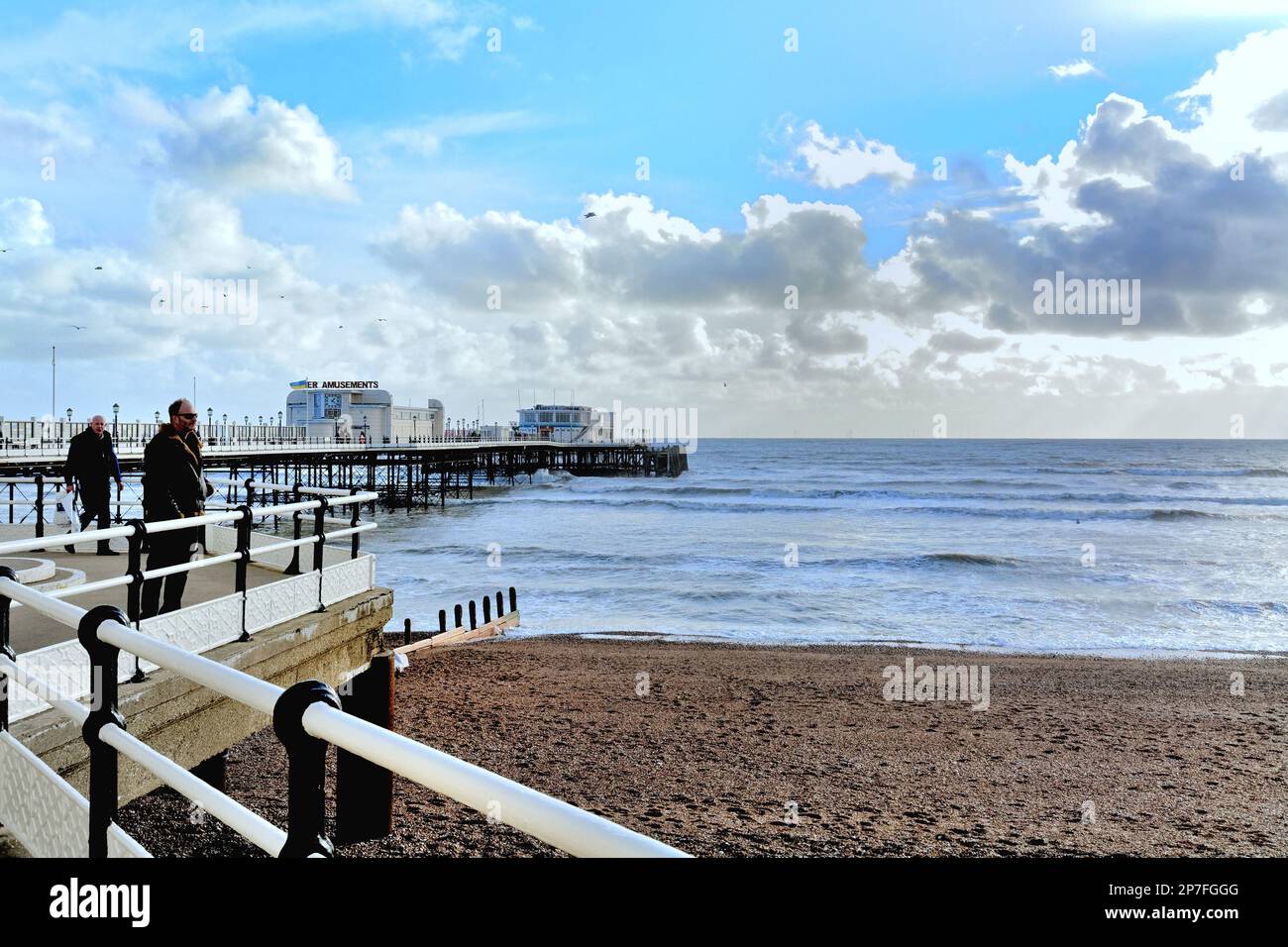 Worthing Pier und Strand an einem stürmischen Wintertag in West Sussex England Stockfoto