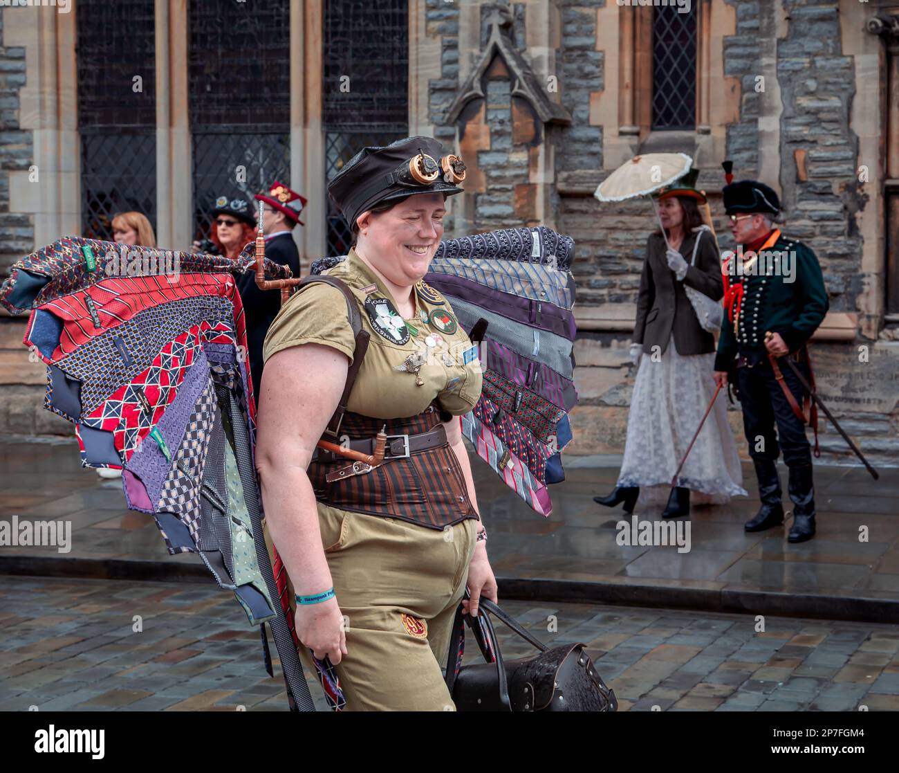 Ein weiblicher Steampunk mit einem geflügelten Apparat auf dem Rücken. Stockfoto