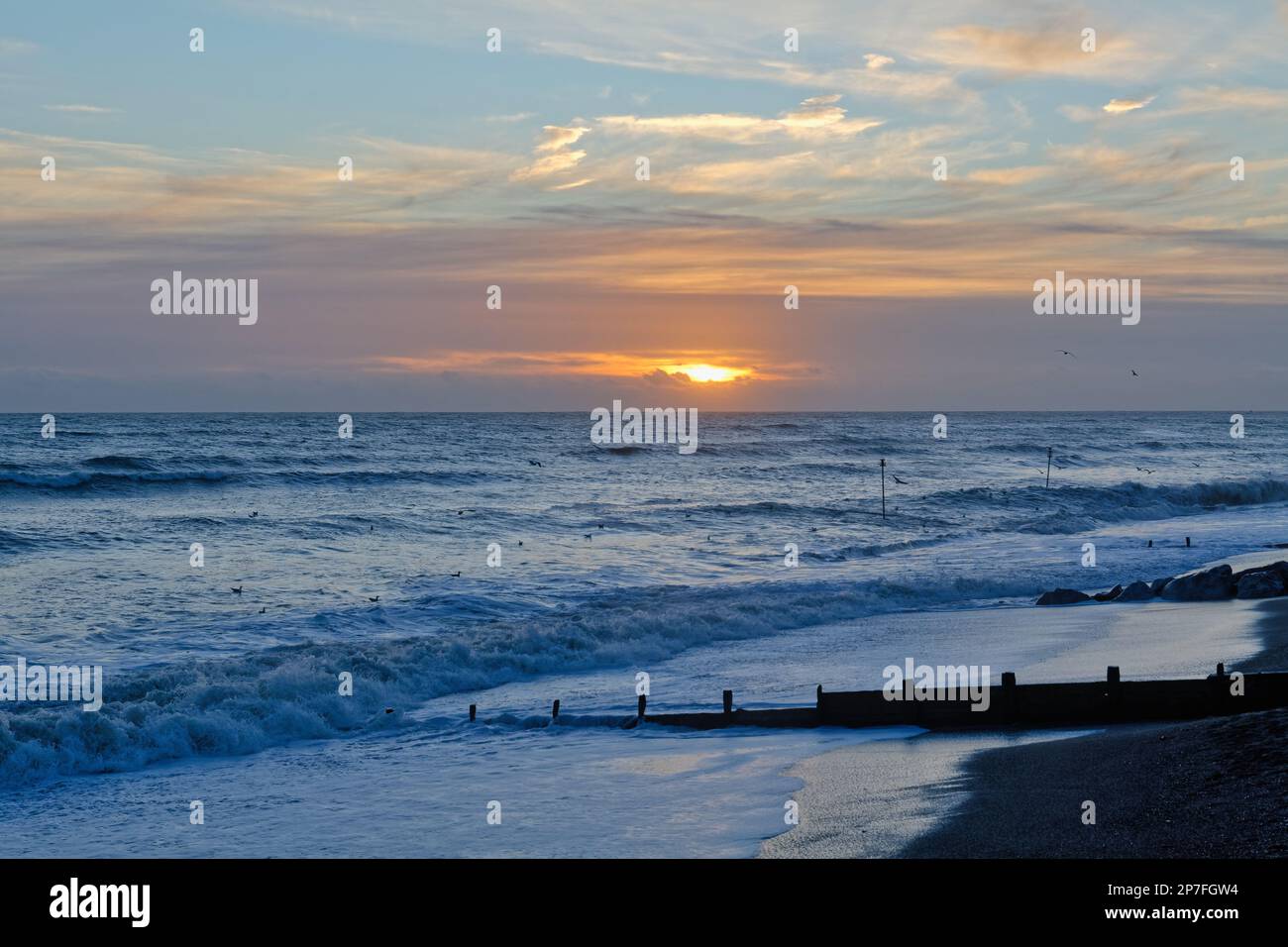 Ein Winteruntergang über einem leeren Meer und Horizont im Worthing West Sussex, England, Großbritannien Stockfoto