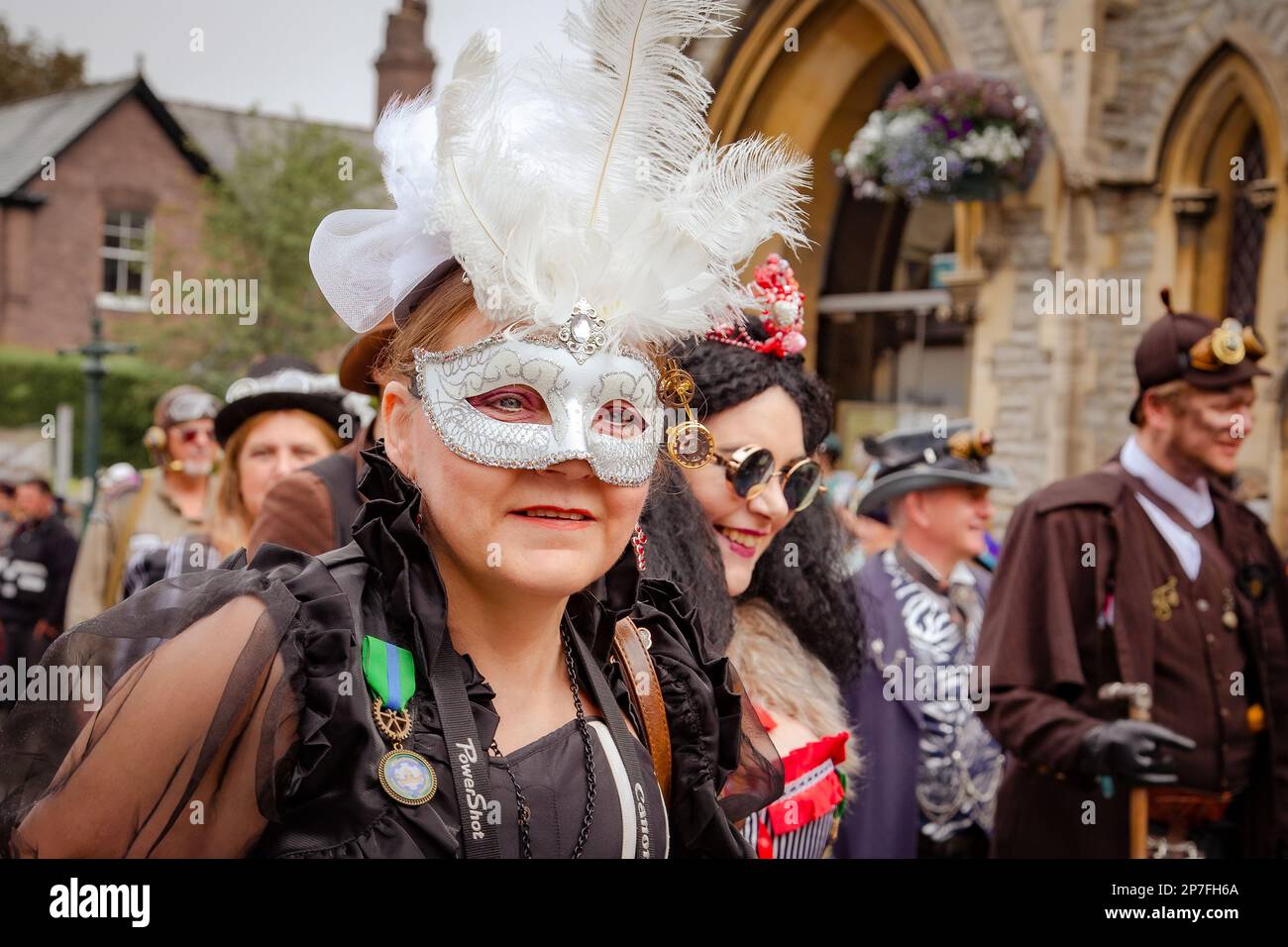 Eine maskierte Steampunk-Frau ist Teil einer Prozession bei einem Steampunk-Event. Stockfoto