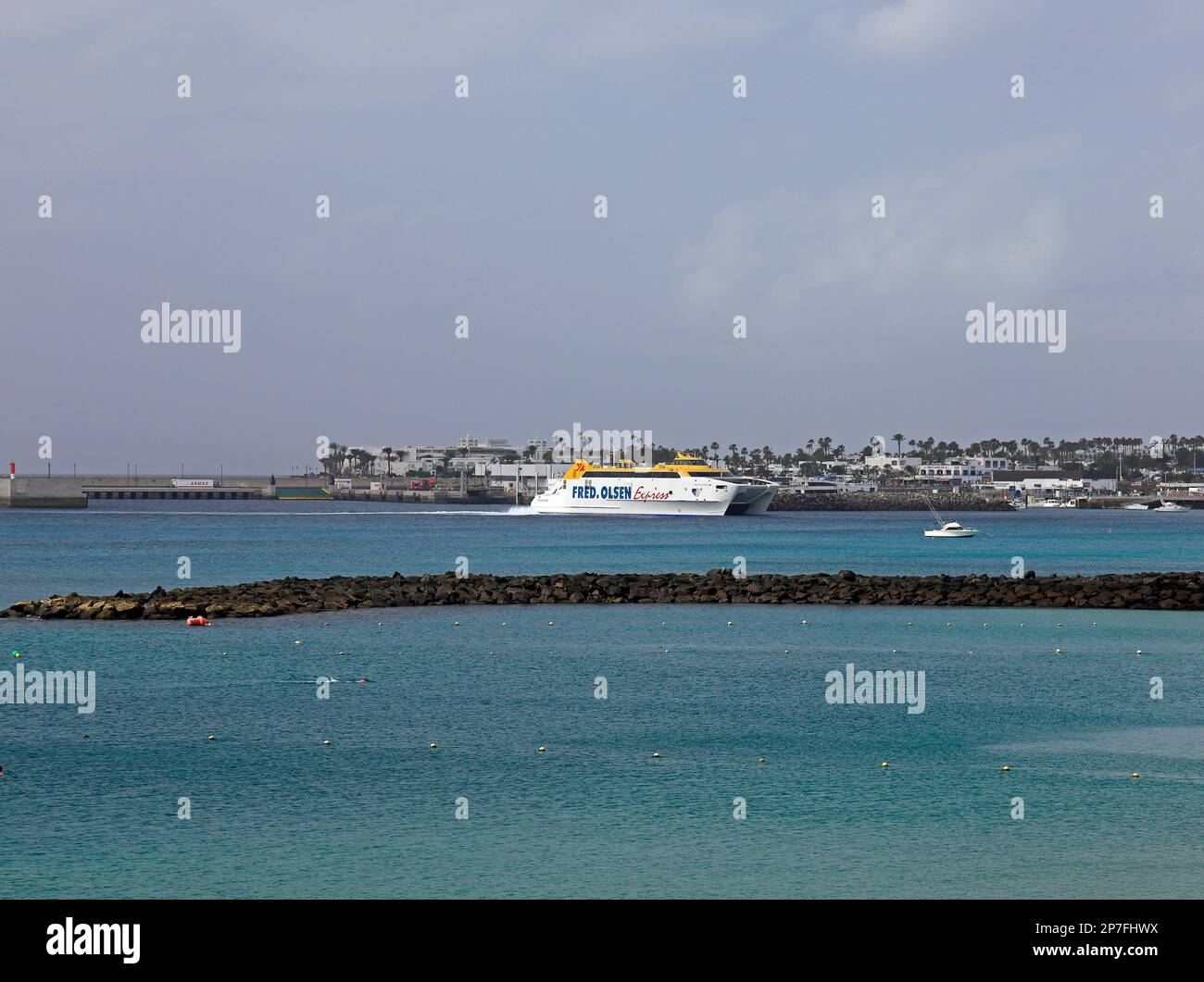 Fred-Olsen-Fähre, die am Hafen Playa Blanca auf Lanzarote ankommt. 2023. Zyl Stockfoto