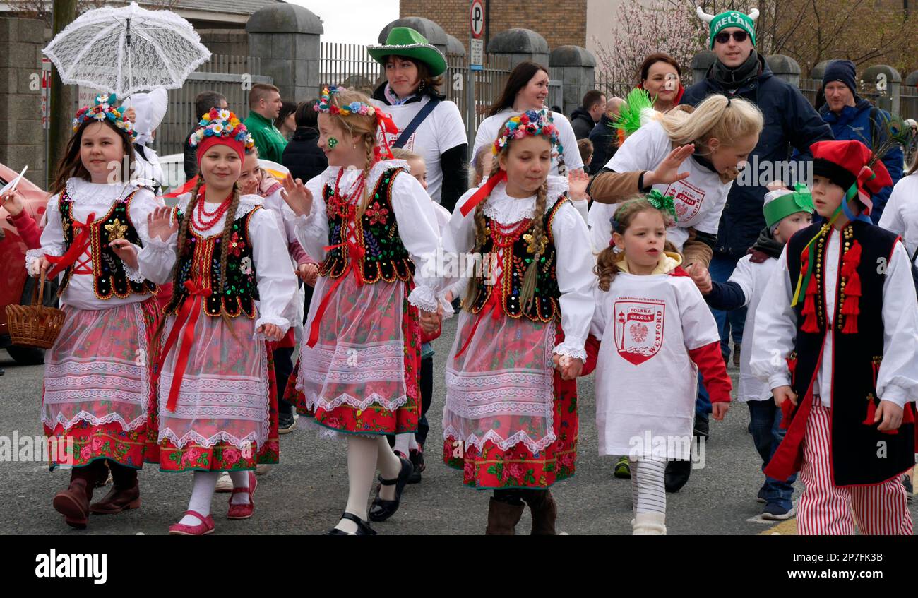 Polska Szkoła oder Polnische Schule in bunten Kostümen bei der Parade zum Saint Patrick's Day 100. in Wexford, Irland. 17. März 2017 Stockfoto