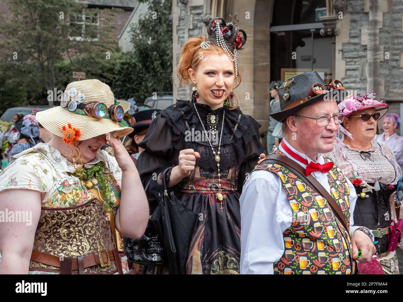 Eine Gruppe von Steampunken, die in einer Prozession entlang einer Straße laufen. Stockfoto