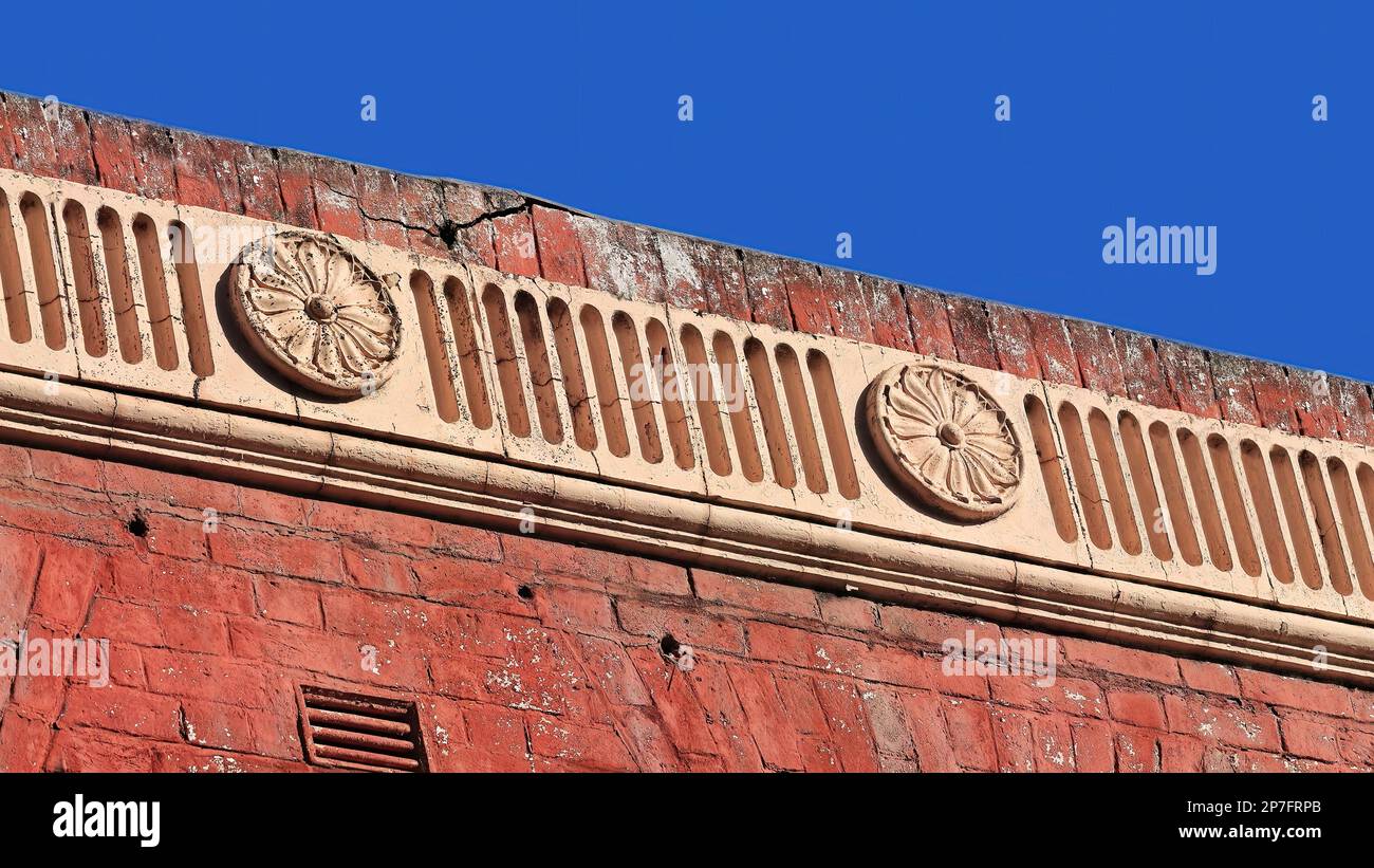 Rote Backsteinfassade aus dem Jahr 531 mit geriffeltem Friese und Blumenmedaillons, Dekoration eines historischen Gebäudes aus dem Jahr AD1928 im Vorort Corso-Manly. Sydney-Australien. Stockfoto