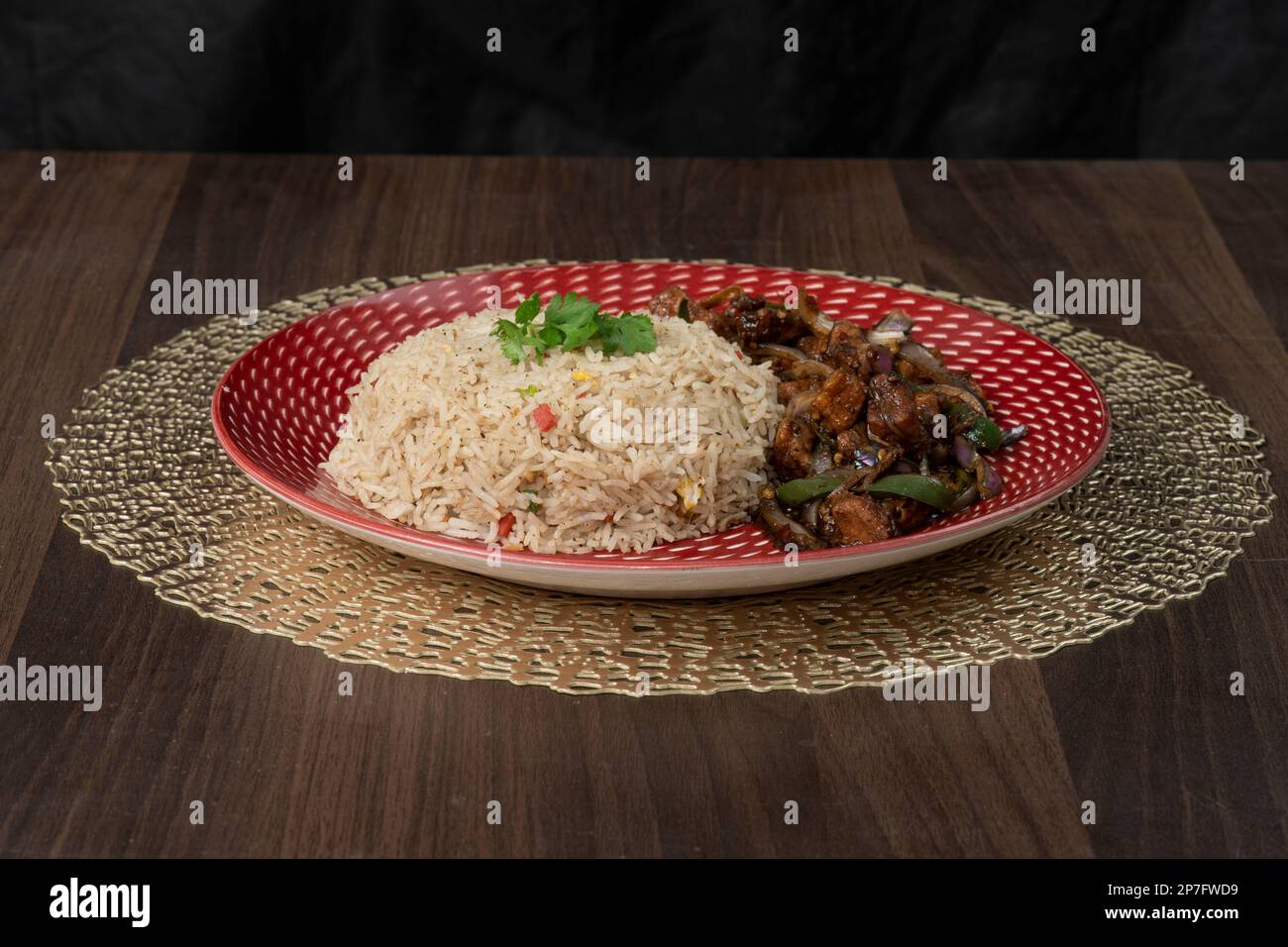 Hühnchen-Chili mit einer Schüssel gebratenen Reis auf strukturiertem Hintergrund Stockfoto