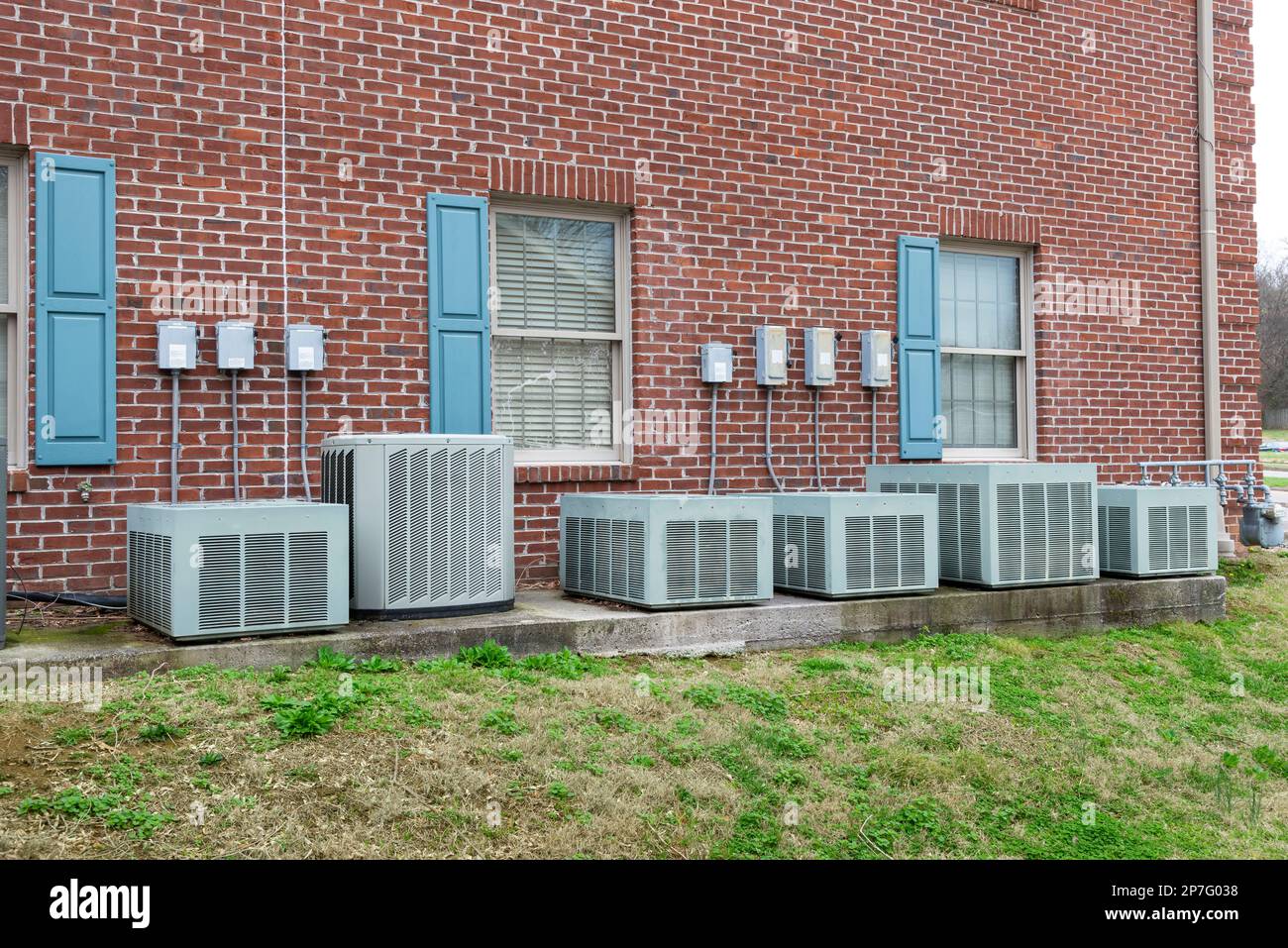 Horizontale Aufnahme einer Reihe von Klimaanlagen außerhalb eines Geschäftsgebäudes. Stockfoto