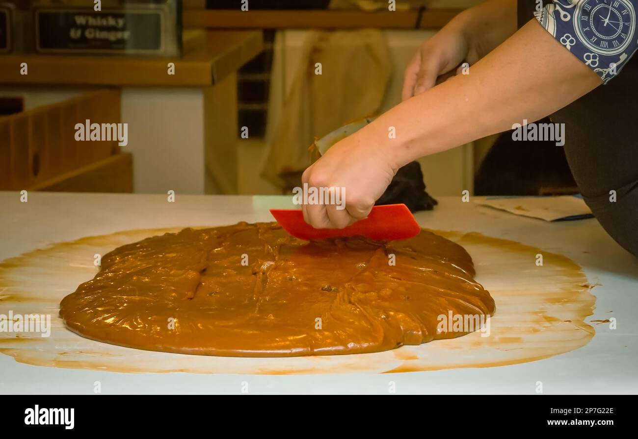 Detail einer Person, die Fudge macht. Stockfoto