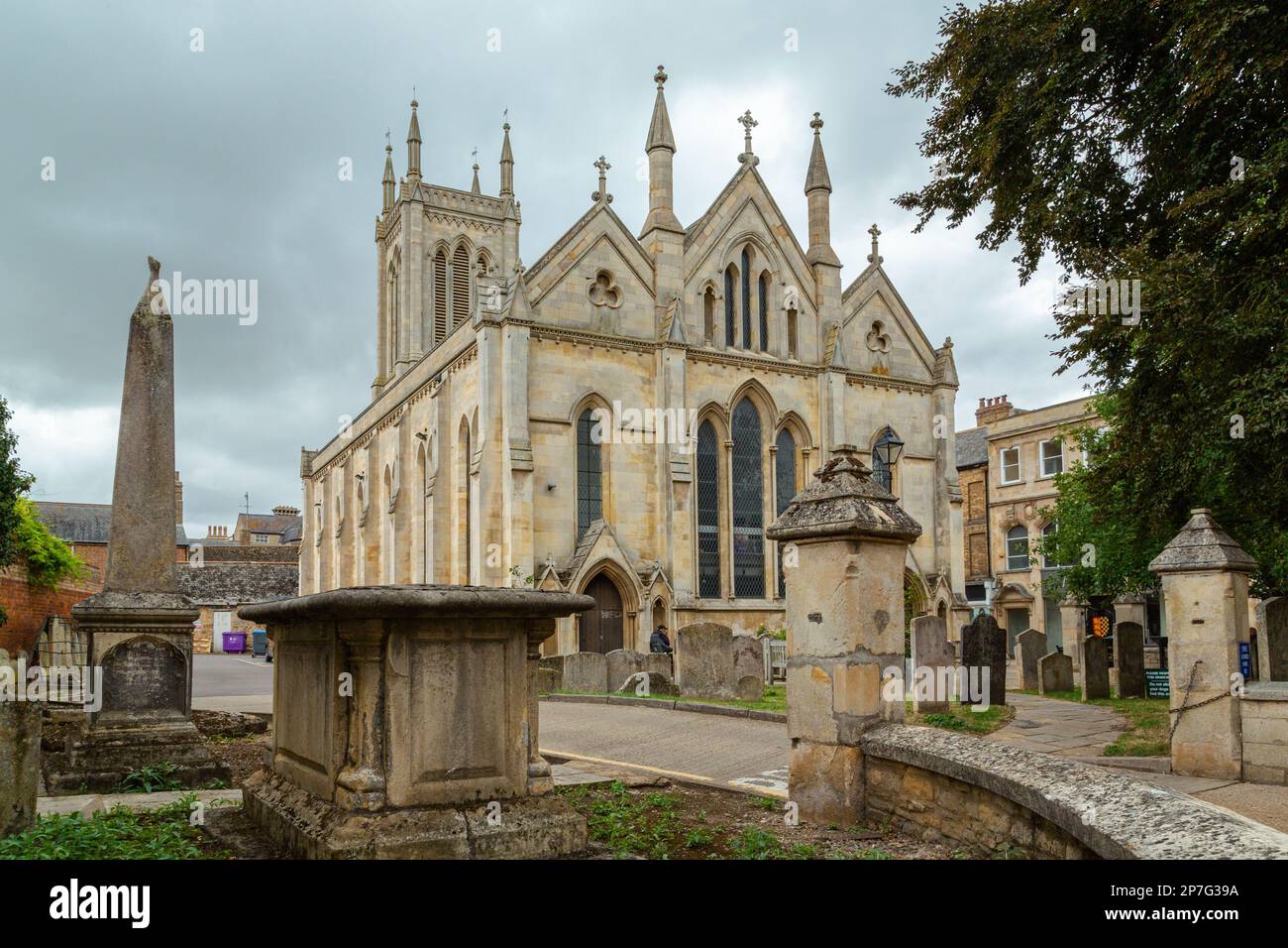 Die stillgelegte Kirche Saint Michaels in Stamford, Lincolnshire, England. Die Kirche ist jetzt zu Geschäften umgebaut worden. Stockfoto