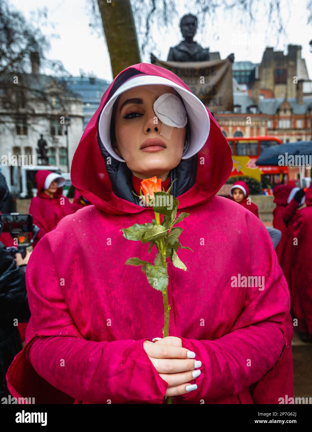 Eine britisch-iranische Demonstrantin steht symbolisch unter dem Statut des Wahlrechts Millicent Fawcett am Internationalen Frauentag 2023. Stockfoto