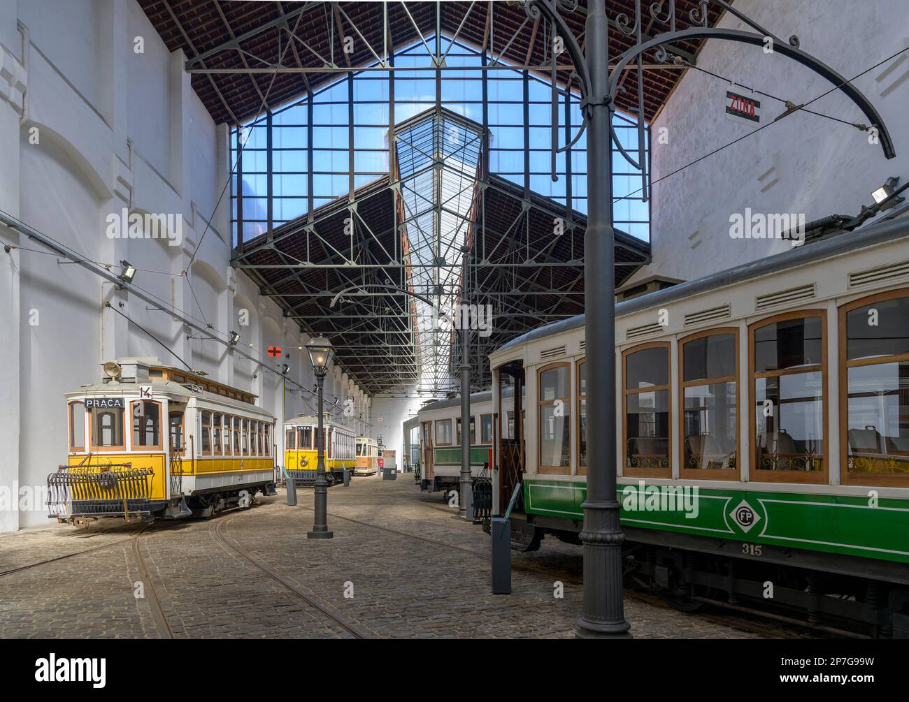 Porto Tramcar Museum - Museu do Carro Eléctrico. Ein altes Elektrizitätswerk mit einem Museum, das der Geschichte der Straßenbahnen in Porto gewidmet ist. Stockfoto