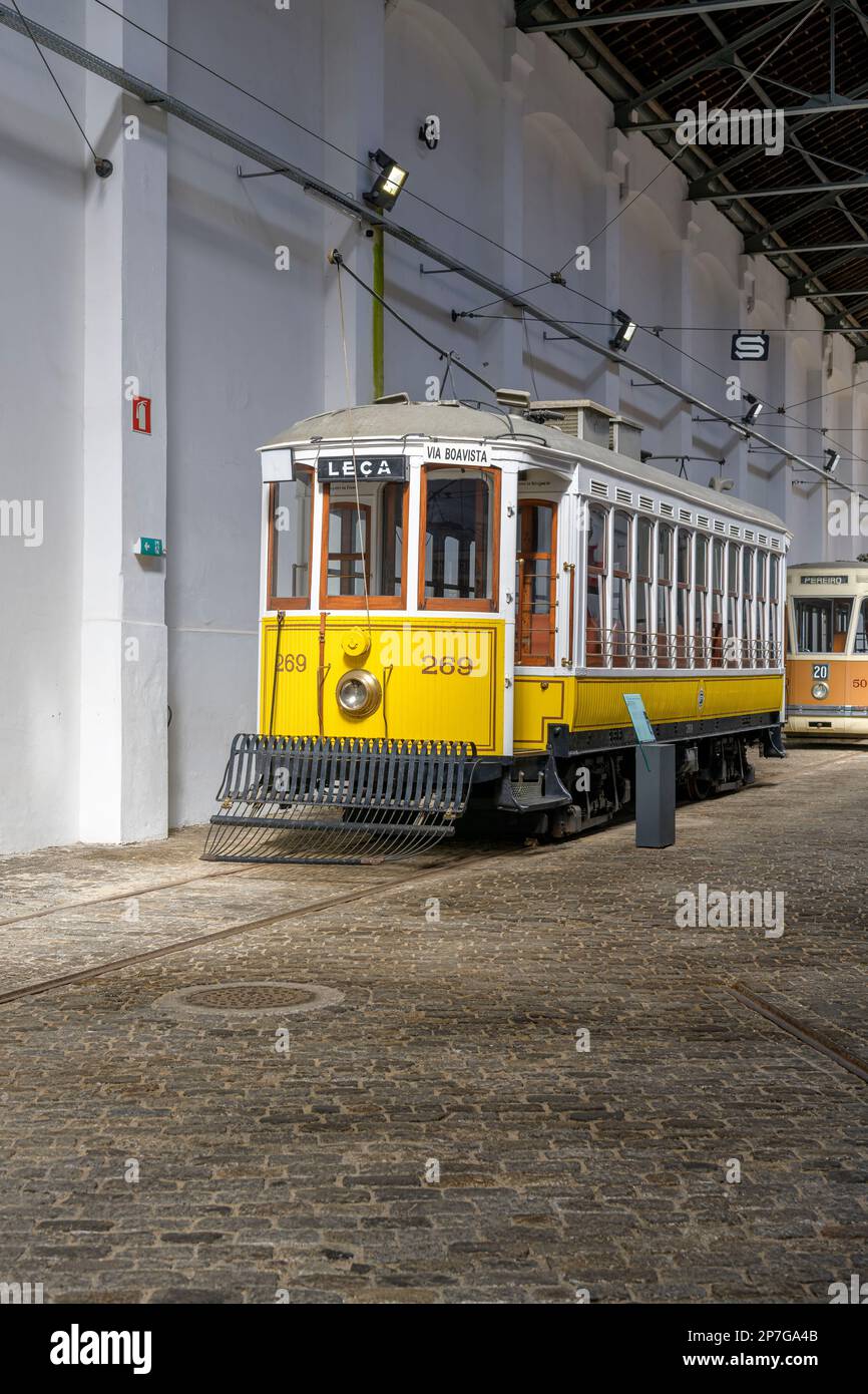 Porto Tramcar Museum - Museu do Carro Eléctrico. Ein altes Elektrizitätswerk mit einem Museum, das der Geschichte der Straßenbahnen in Porto gewidmet ist. Stockfoto