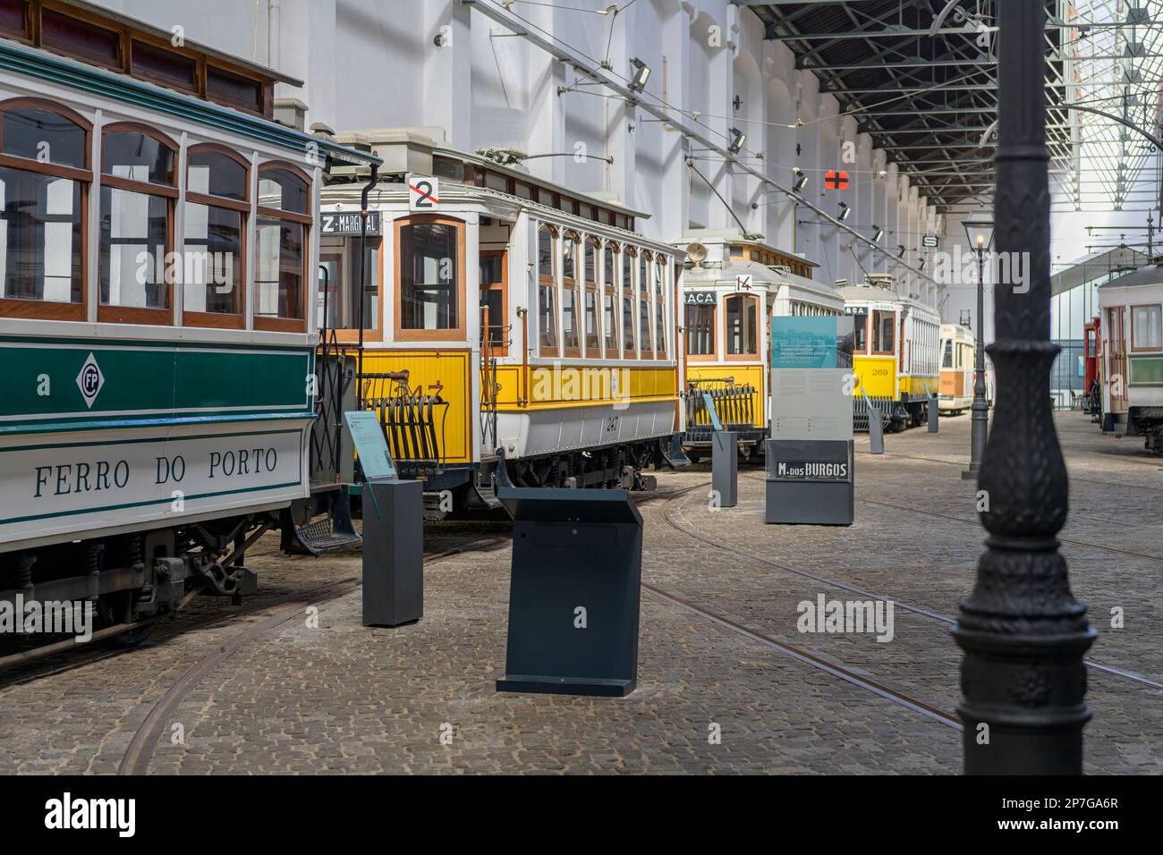 Porto Tramcar Museum - Museu do Carro Eléctrico. Ein altes Elektrizitätswerk mit einem Museum, das der Geschichte der Straßenbahnen in Porto gewidmet ist. Stockfoto