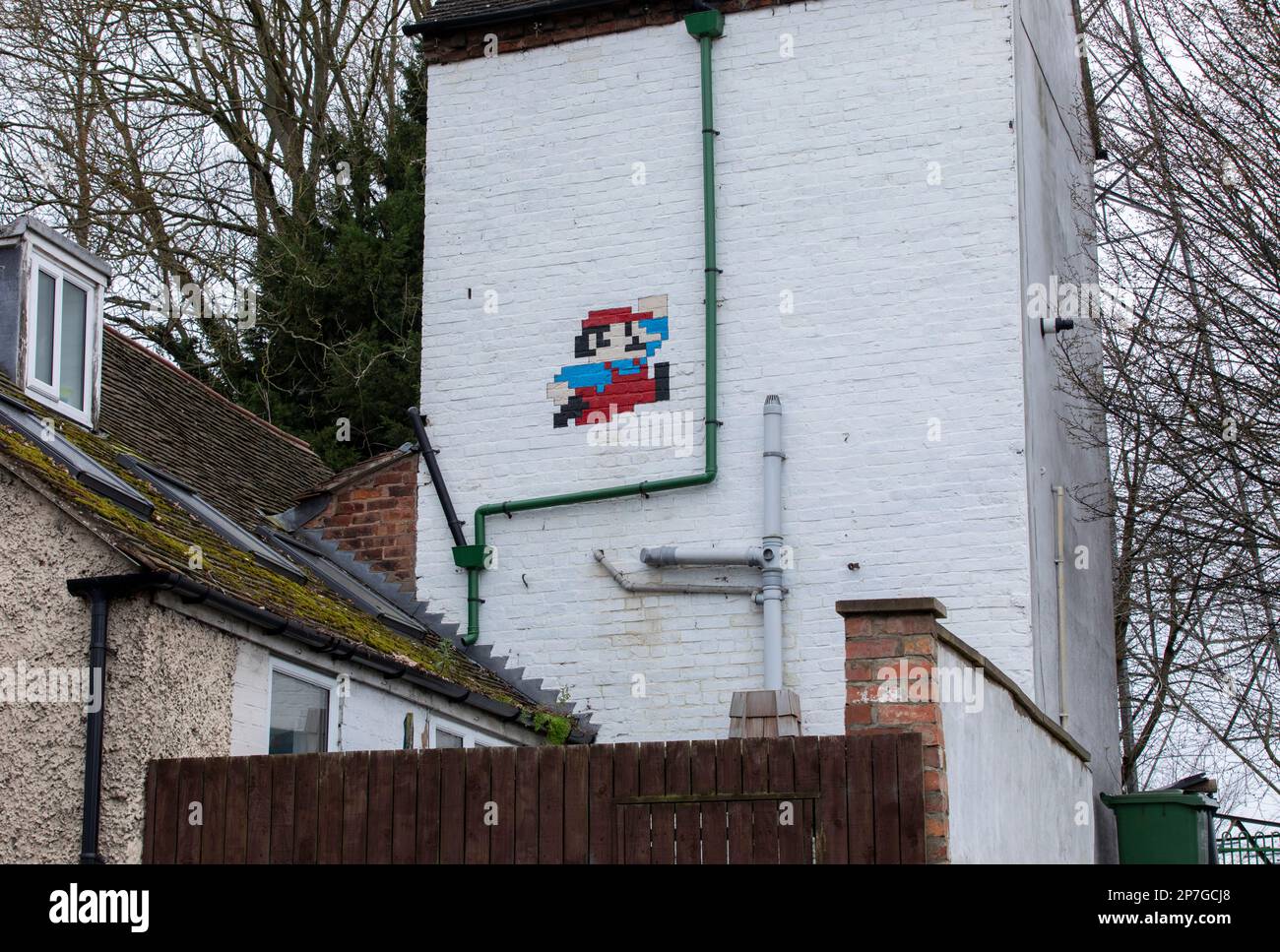 Eine Figur der Super Mario Brothers, die an die Seite eines Hauses in der Hylton Road, Worcester, Großbritannien, gemalt wurde Stockfoto