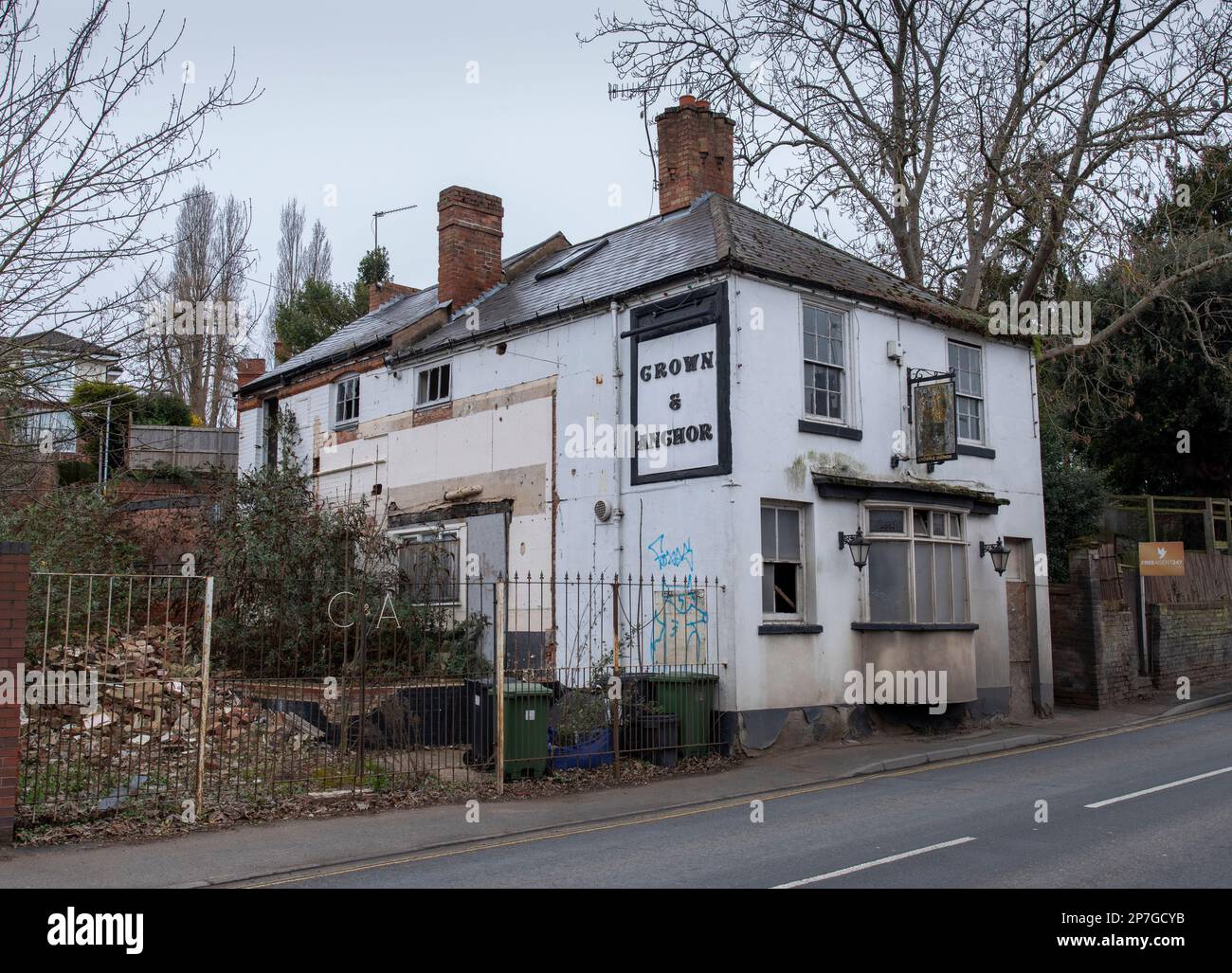 Ein heruntergekommener Pub ist jetzt geschlossen auf der Hylton Road, Worcester, Großbritannien Stockfoto
