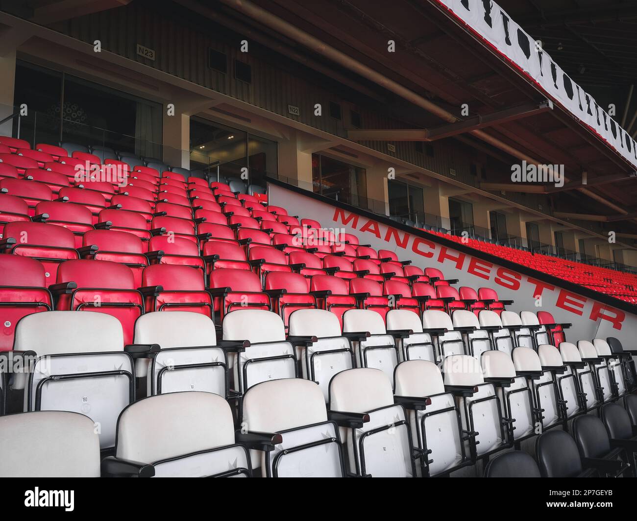 Sitzplätze und Terrassen im Manchester United FC, Old Trafford, Manchester, Großbritannien Stockfoto