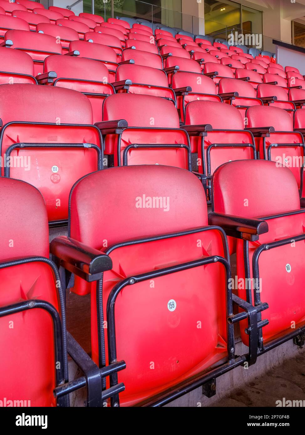 Sitzplätze und Terrassen im Manchester United FC, Old Trafford, Manchester, Großbritannien Stockfoto