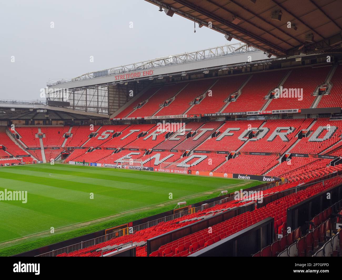 Im Old Trafford Stadium mit Stretford End Stand, Manchester United FC, Old Trafford, Manchester, UK Stockfoto