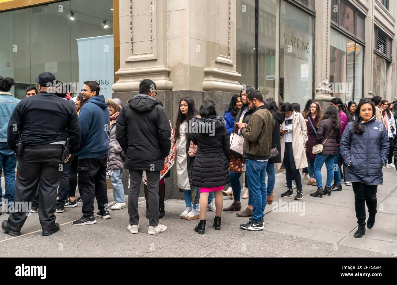 Schlange für eine Veranstaltungsfläche im Stadtviertel Nomad von New York am Samstag, den 4. März 2023. (© Richard B. Levine) Stockfoto
