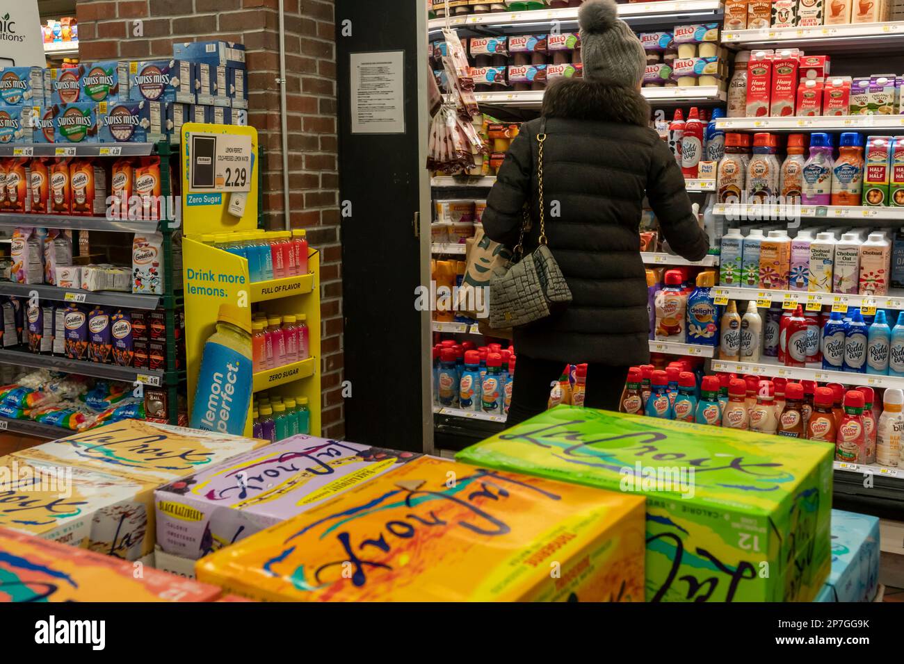 Einkaufen in einem Supermarkt in New York am Samstag, den 4. März 2023. (© Richard B. Levine) Stockfoto