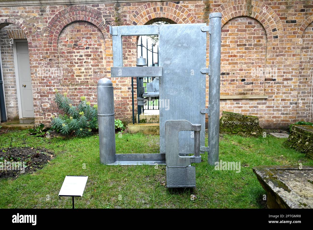 Anthony Caro ( 1924 - 2013 ) gilt weithin als einer der einflussreichsten Darsteller des 20 . Jahrhunderts . ist das Thema der Frühjahrsausstellung von Pitzhanger , die an seinem 99. . Geburtstag eröffnet wurde . Caro kündigte in den 1960er Jahren eine Revolution in der Skulptur an , die neu definierte , was Skulptur ist und was sie sein könnte . seine abstrakten Konstruktionen in lackiertem Stahl brachen konventionelle Ideen über Materialmethoden , Oberfläche , Größe und Raum um . Architektur war eine wichtige Quelle seiner Inspiration , die er als 9 , vielleicht die reinste abstrakte visuelle Form , bezeichnet . Stockfoto