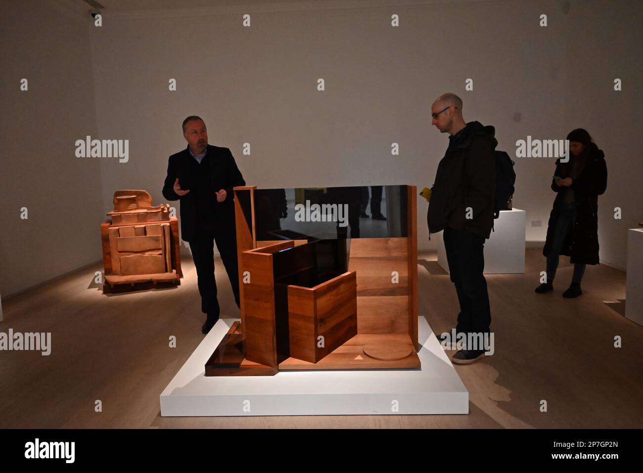 Anthony Caro ( 1924 - 2013 ) gilt weithin als einer der einflussreichsten Darsteller des 20 . Jahrhunderts . ist das Thema der Frühjahrsausstellung von Pitzhanger , die an seinem 99. . Geburtstag eröffnet wurde . Caro kündigte in den 1960er Jahren eine Revolution in der Skulptur an , die neu definierte , was Skulptur ist und was sie sein könnte . seine abstrakten Konstruktionen in lackiertem Stahl brachen konventionelle Ideen über Materialmethoden , Oberfläche , Größe und Raum um . Architektur war eine wichtige Quelle seiner Inspiration , die er als 9 , vielleicht die reinste abstrakte visuelle Form , bezeichnet . Stockfoto