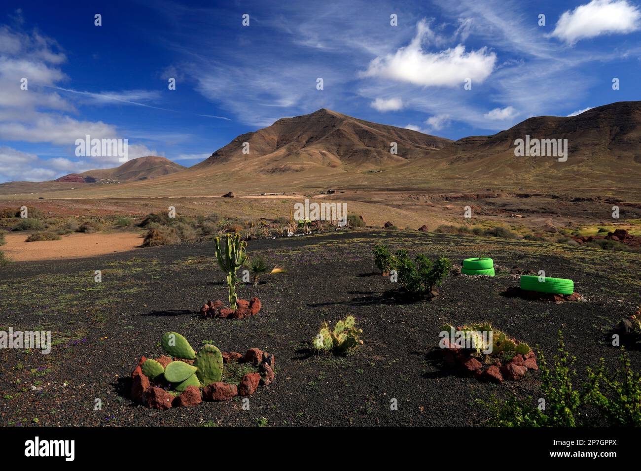 Hacha Grande Mountain und das Monumento Natural de Los Ajaches, Las Coloradas Playa Blanca, Lanzarote, Kanarische Inseln, Spanien. Stockfoto