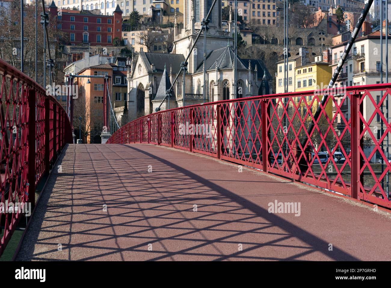Blick auf die rote Fußgängerbrücke am Saone-Fluss am Morgen, Lyon, Frankreich Stockfoto