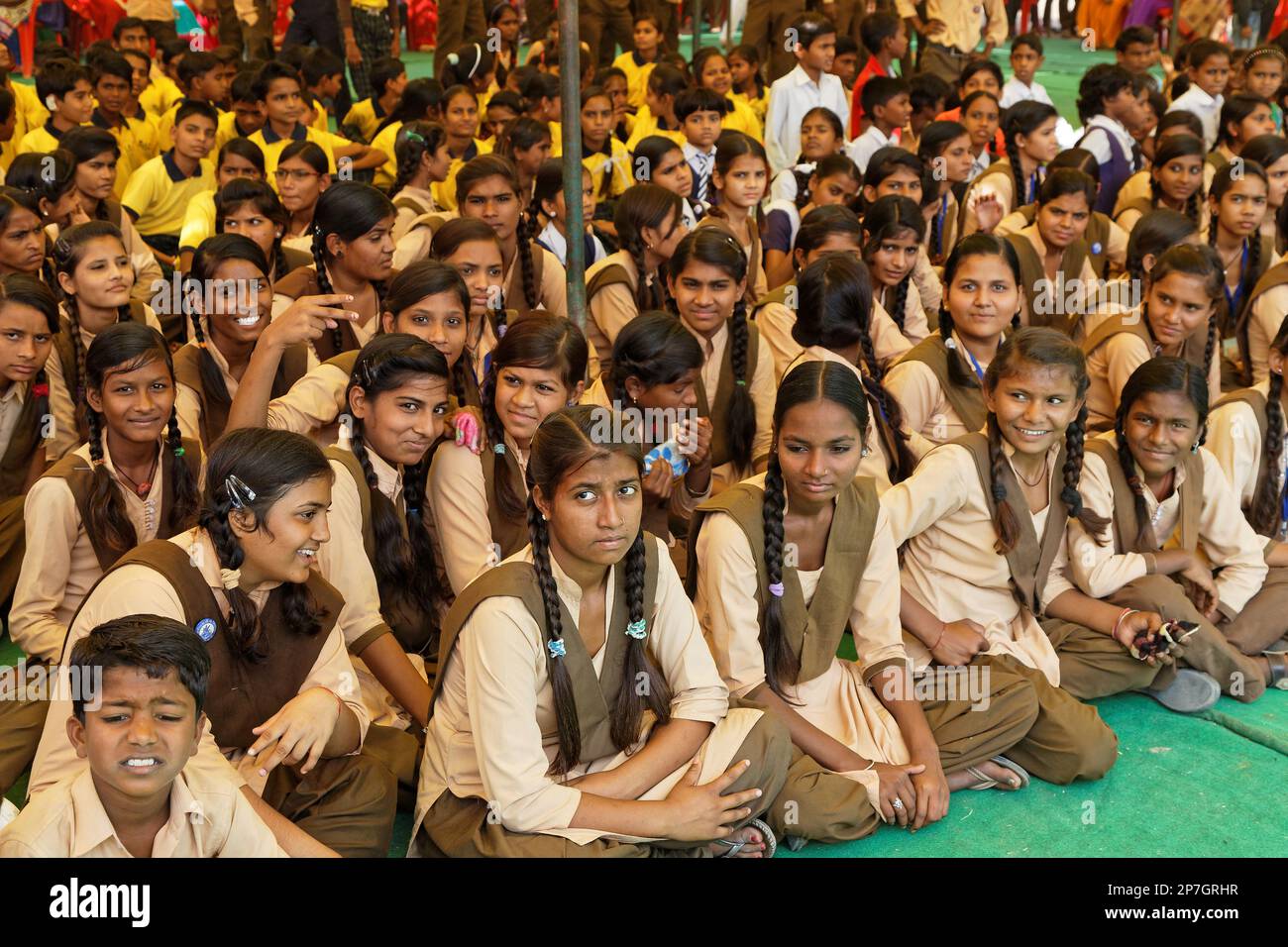 LAKHERI, INDIEN, 7. November 2017 : Schulmädchen während des Lakheri Festivals, Teil von Bundi Utsav, einer bemerkenswerten Gruppe traditioneller Kunst, rajasthani Cu Stockfoto