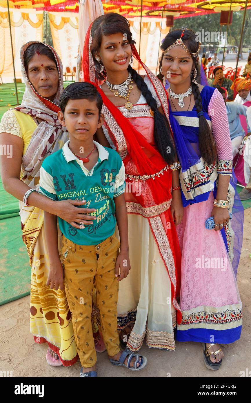 LAKHERI, INDIEN, 7. November 2017 : Portrait of a family during Lakheri Festival, a part of Bundi Utsav, a bemerkenswert Cluster of Traditional Art, rajas Stockfoto