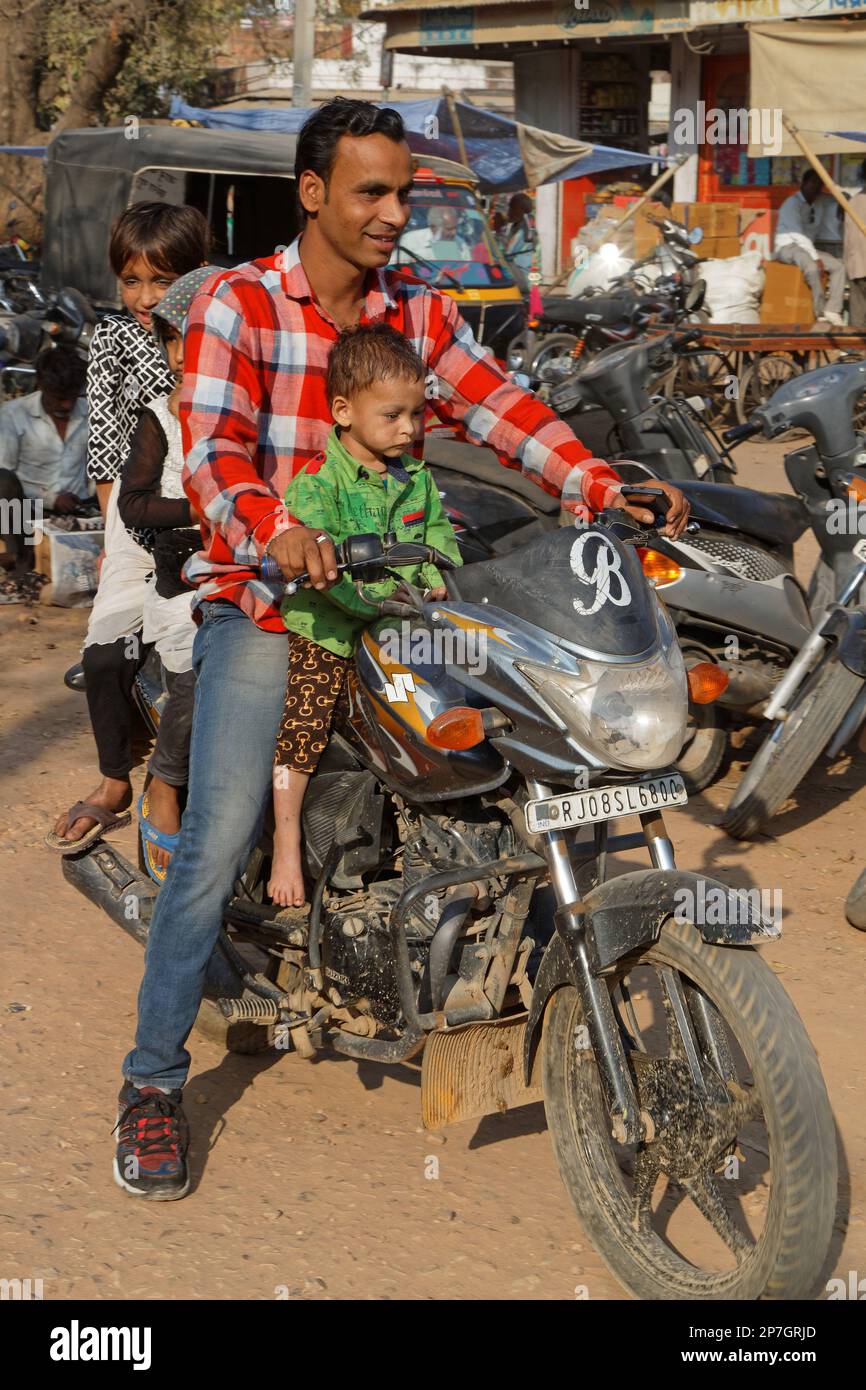 BUNDI, INDIEN, 7. November 2017 : Ein Mann fährt seine Kinder auf einem Motorrad durch den Markt Stockfoto