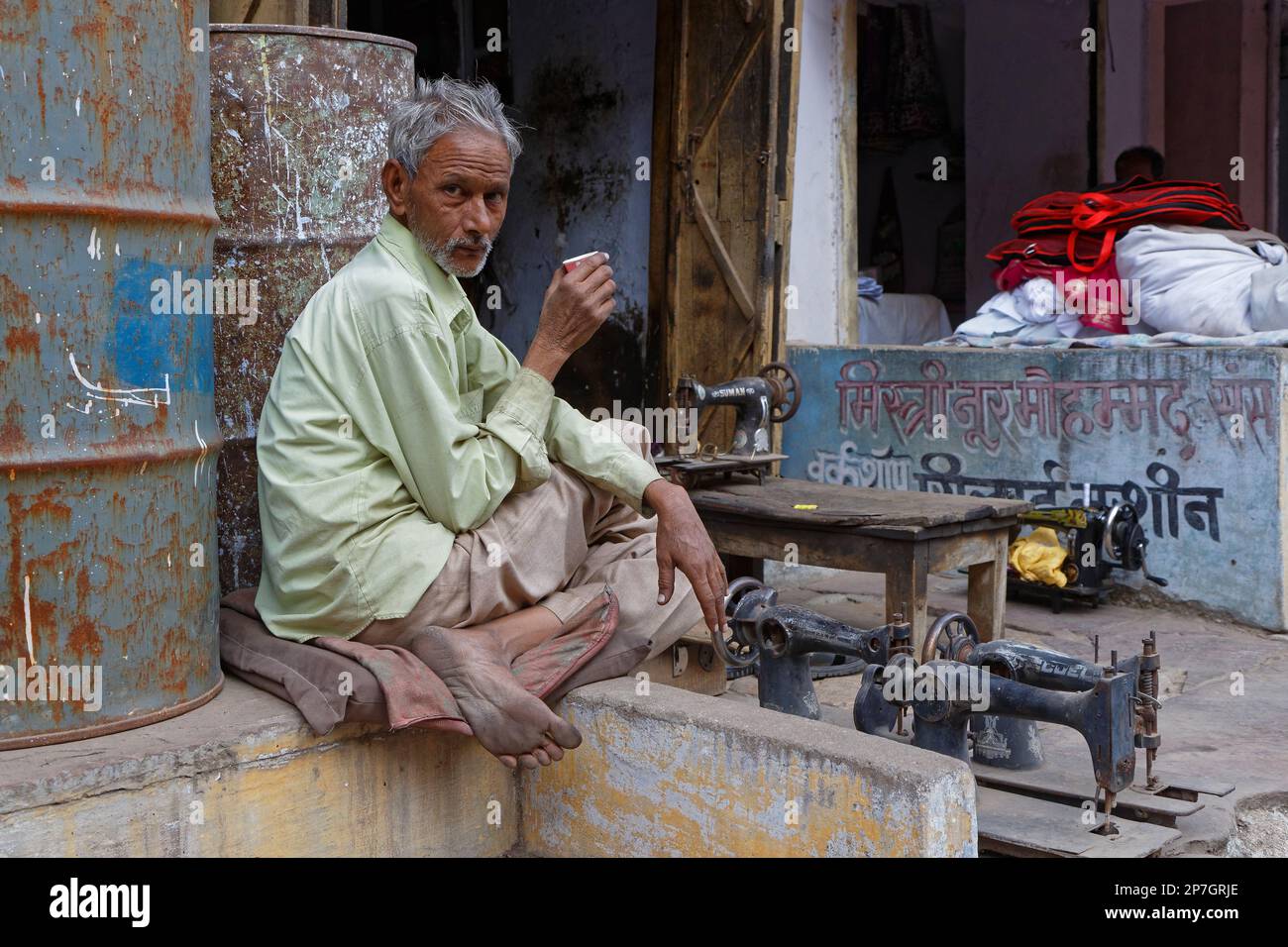 BUNDI, INDIEN, 7. November 2017 : Ein Mann mit mehreren alten Nähmaschinen in einem Straßenladen in Bundi. Stockfoto
