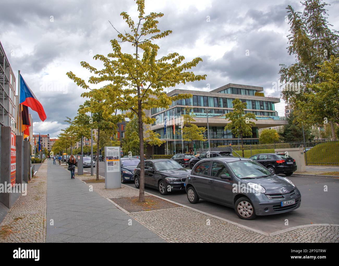 Autoverkehr auf der Ebertstraße am 21. September 2015 in Berlin. Stockfoto