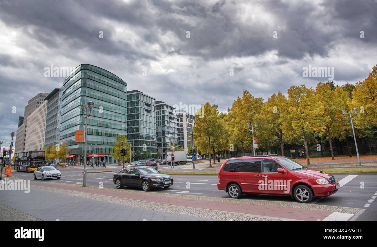 Autoverkehr auf der Ebertstraße am 21. September 2015 in Berlin. Stockfoto