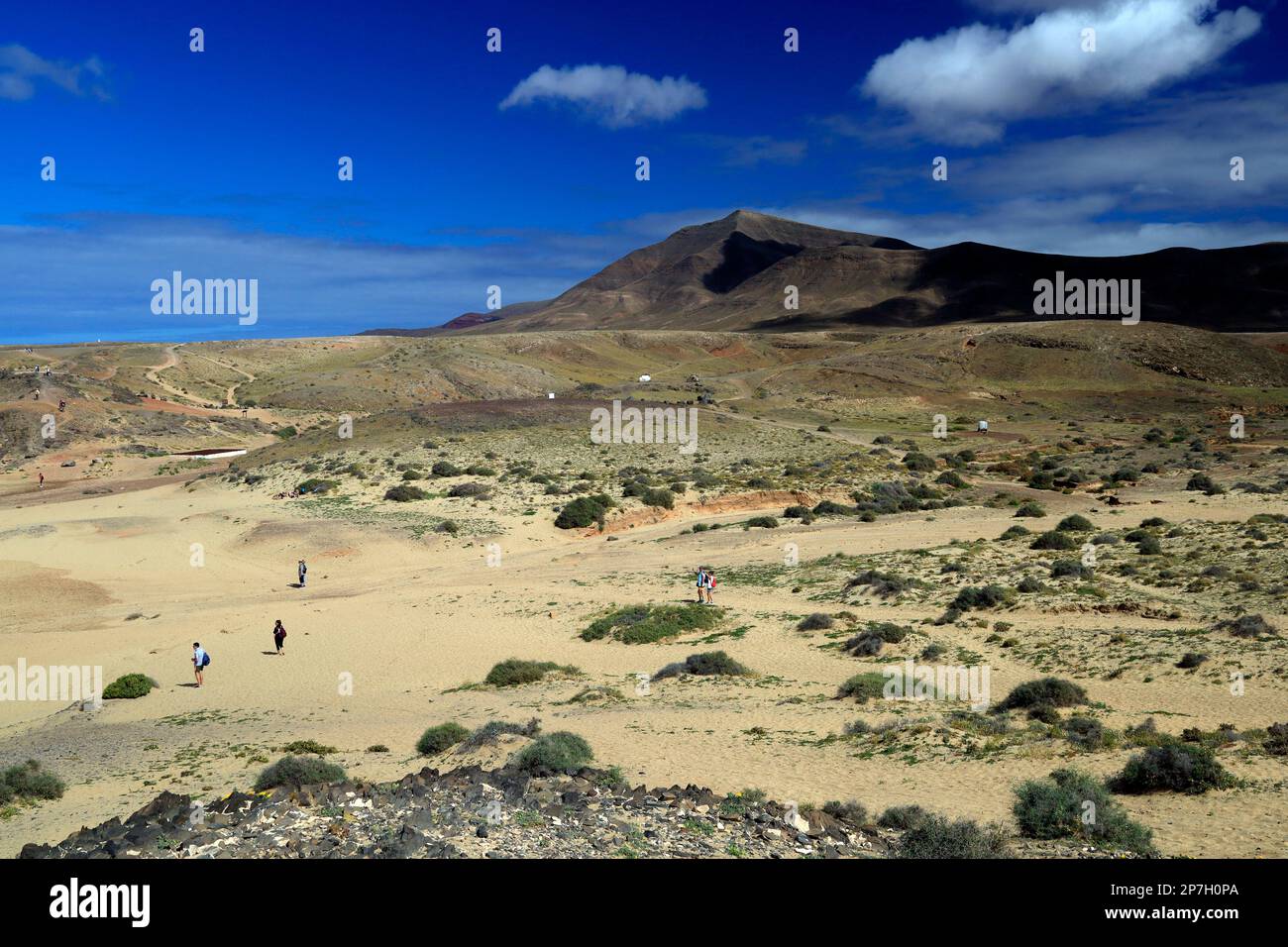 Hacha Grande Mountain und das Monumento Natural de Los Ajaches, Las Coloradas Playa Blanca, Lanzarote, Kanarische Inseln, Spanien. Stockfoto