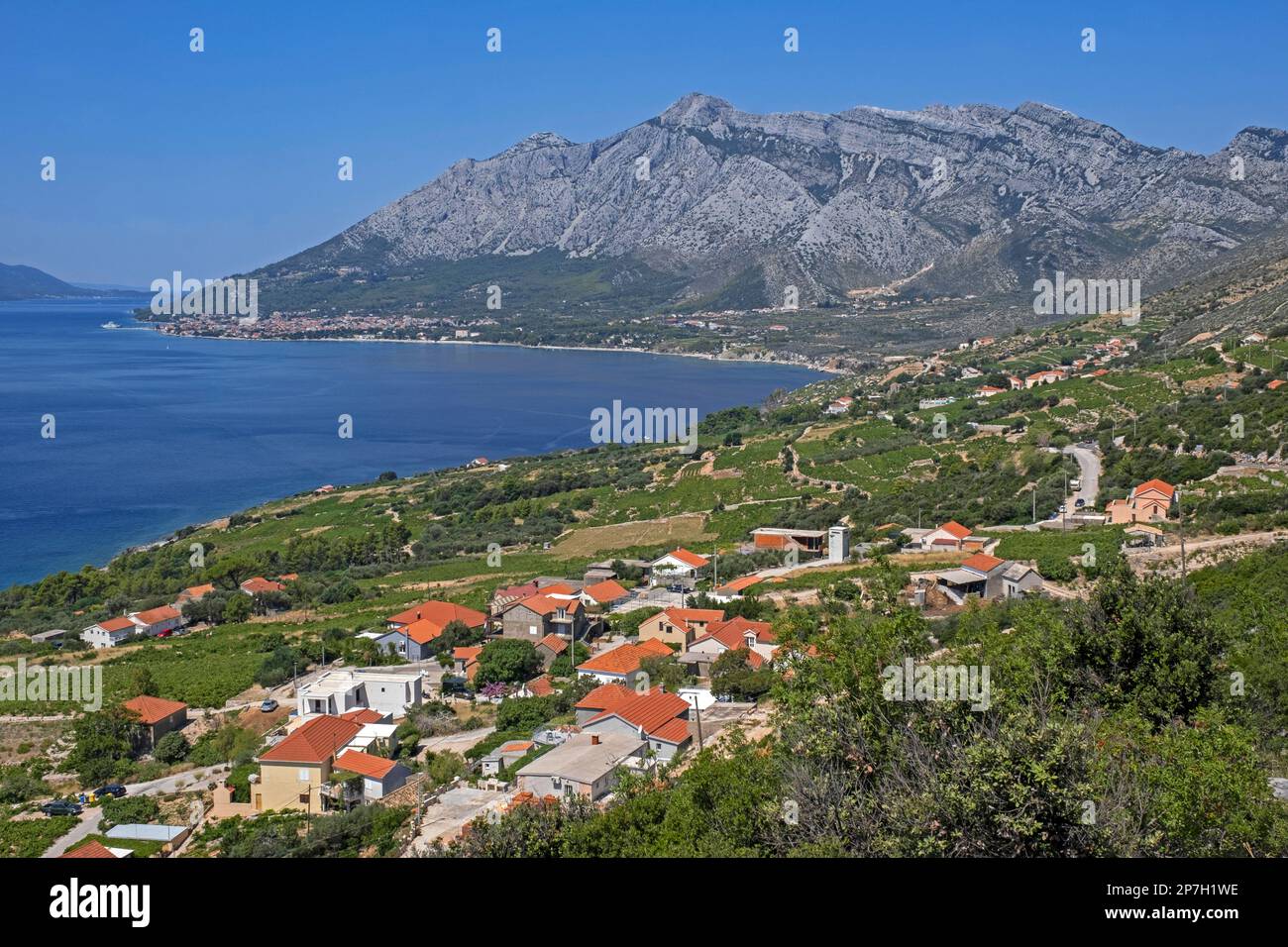 Blick über die Adria und das Dorf Stanković auf der Halbinsel Pelješac in der Gemeinde Orebić, Dalmatien, Dubrovnik-Neretva County, Kroatien Stockfoto