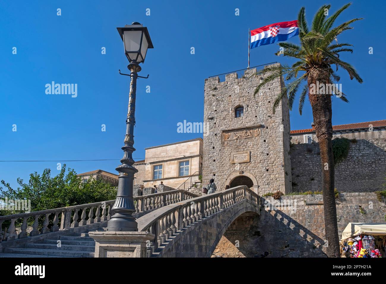 Veliki Revelin Tower aus dem 13. Jahrhundert, Stadttor in die Altstadt entlang der Adria auf der Insel Korčula, Dalmatien, Dubrovnik-Neretva, Kroatien Stockfoto