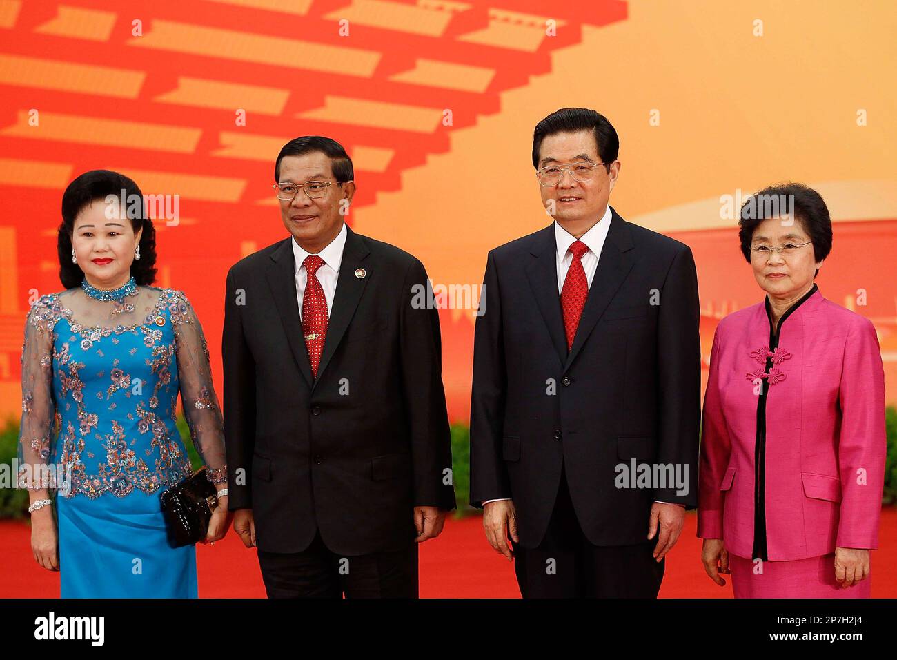 Chinese President Hu Jintao (R2) and wife Liu Yongqing (R) welcome Cambodian Prime Minister Hun Sen and his wife arriving for the World Expo opening ceremony in Shanghai, China on Friday, April 30, 2010.(Photo By Liao Pan/Color China Photo/AP Images) Stockfoto