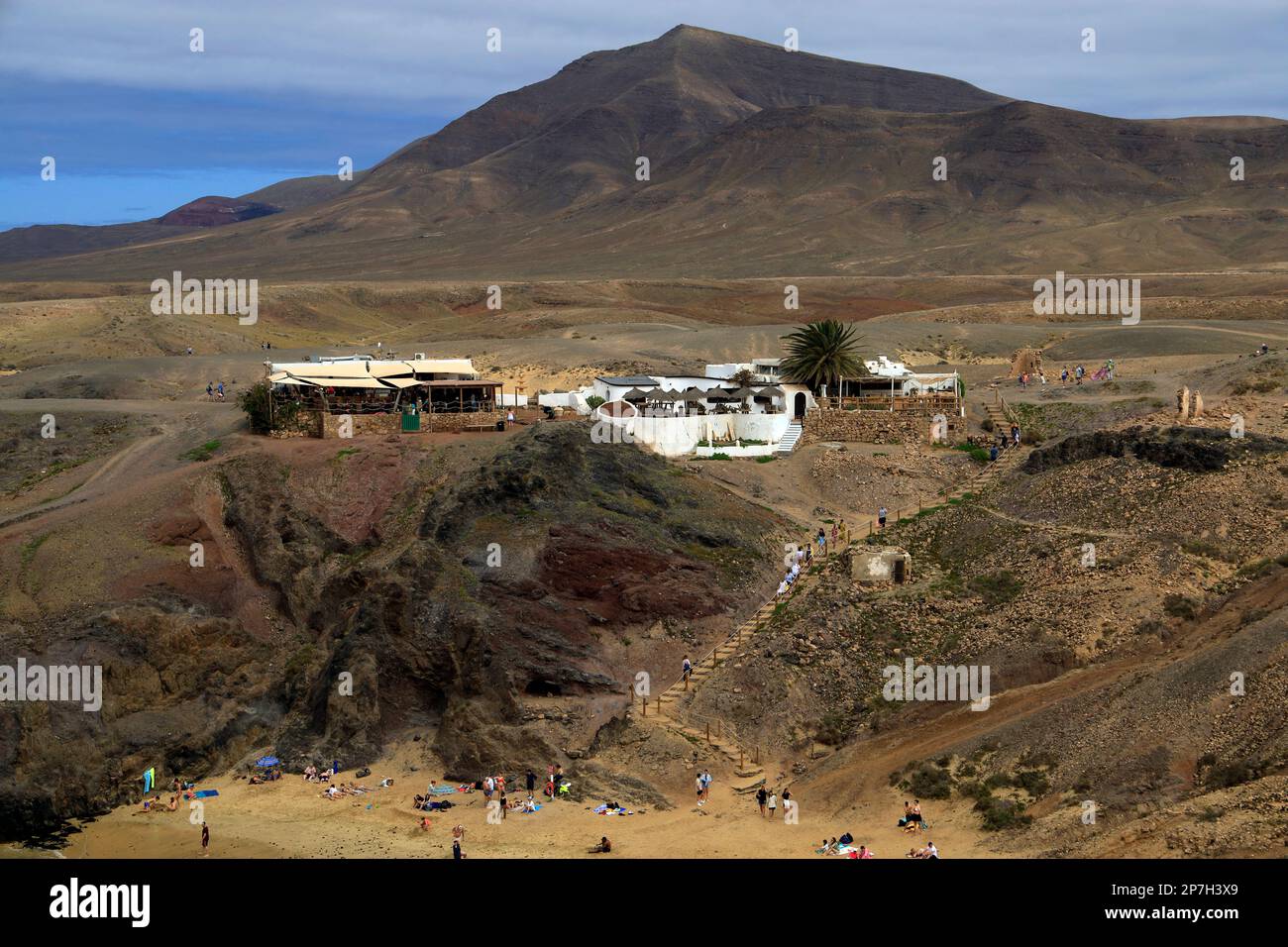 Hacha Grande Mountain und das Monumento Natural de Los Ajaches, Las Coloradas Playa Blanca, Lanzarote, Kanarische Inseln, Spanien. Stockfoto