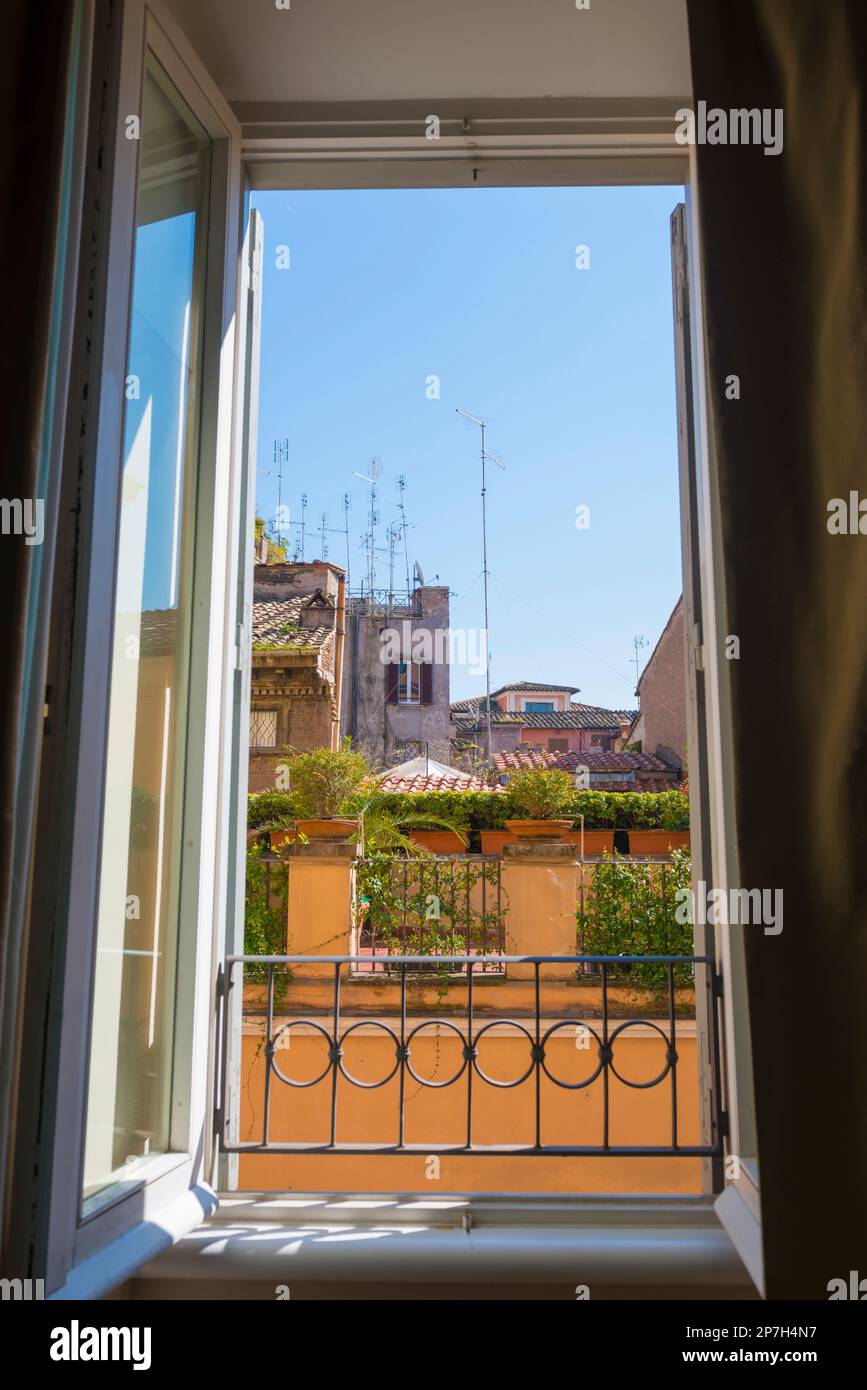 Fensterblick in Rom mit Antenne und Dach an einem sonnigen Tag in Latium, Italien. Stockfoto