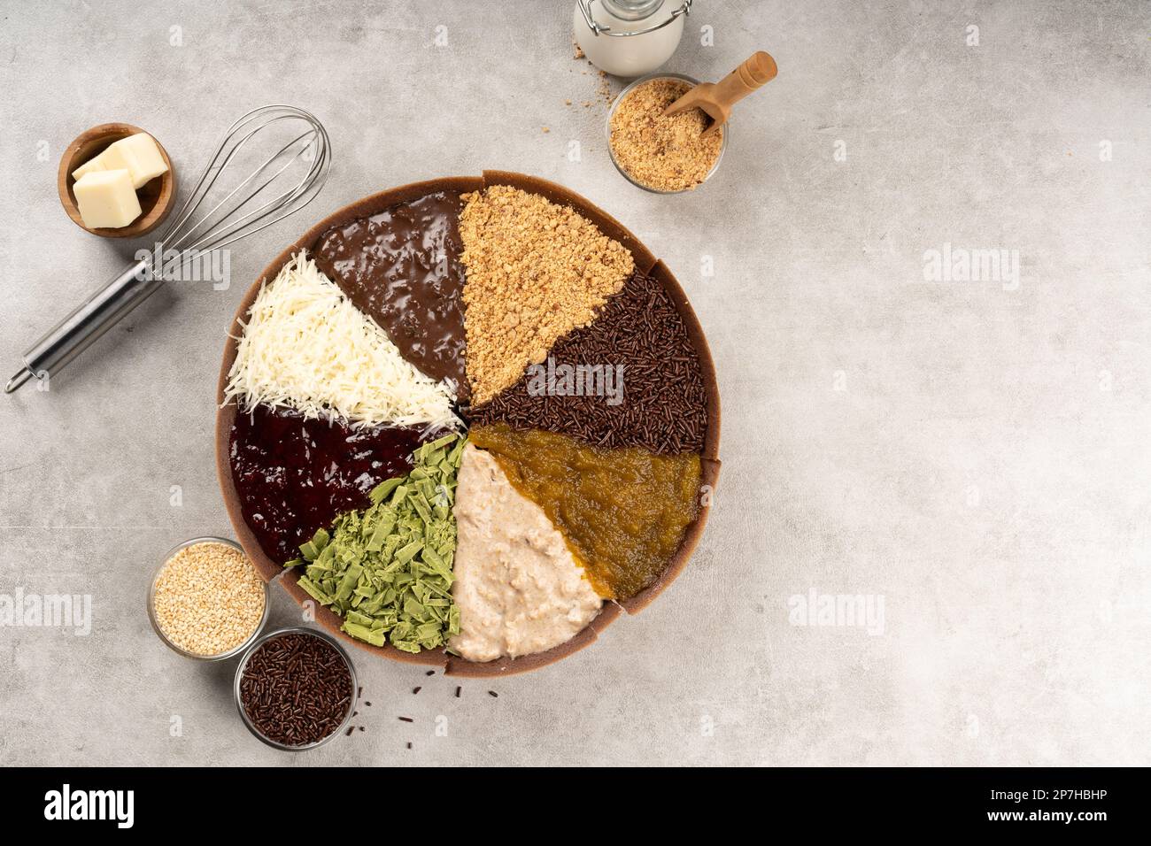 Martabak Manis oder Terang bulan ist ein süßer indonesischer Pfannkuchen gefüllt mit Schokoladenchips, Käse, Obstmarmelade, Butter und Erdnuss auf Beton Hintergrund. Stockfoto