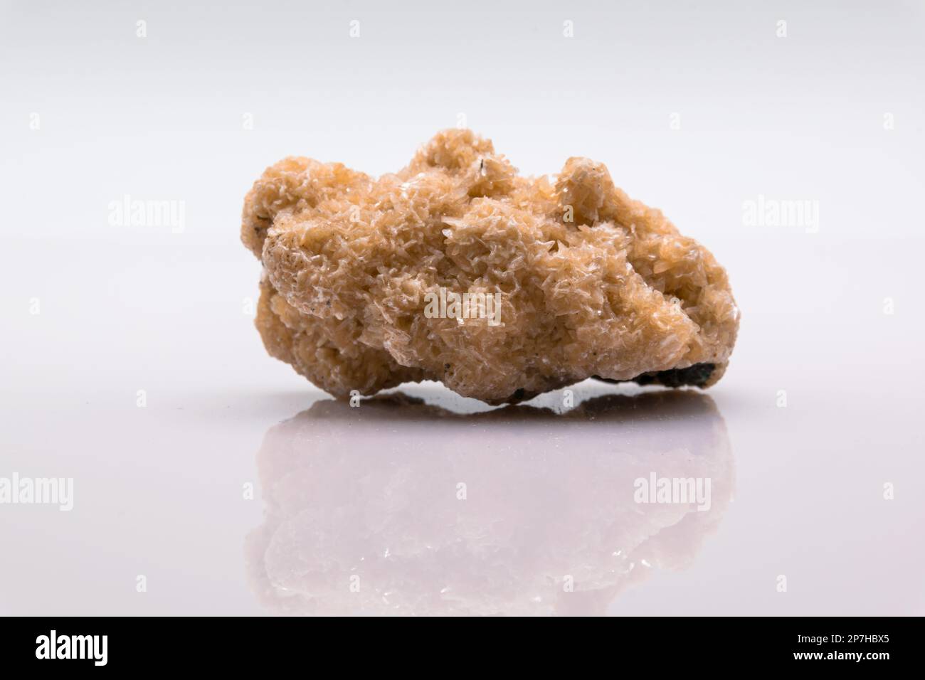 Heulandite-Mineral auf weißem Hintergrund, Mineralsammlung Stockfoto