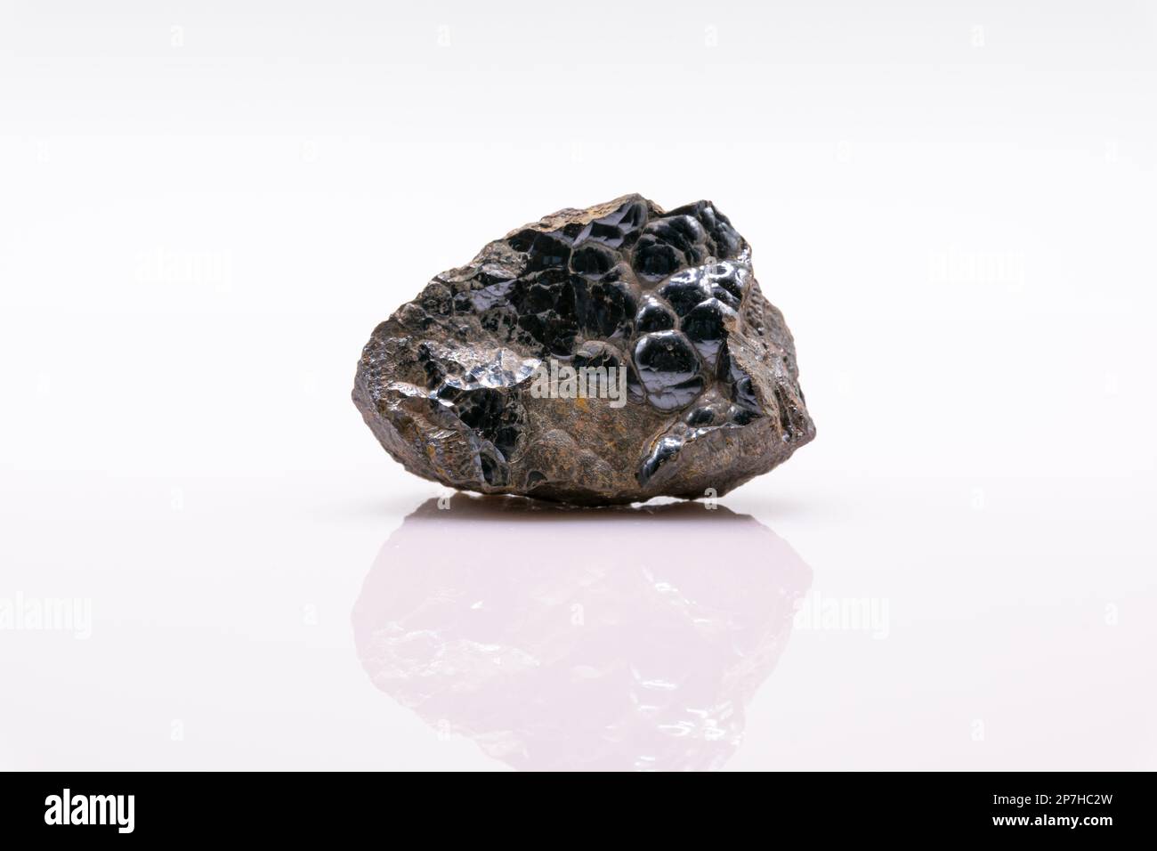 Goethitmineralien auf weißem Hintergrund, Mineralsammlung Stockfoto