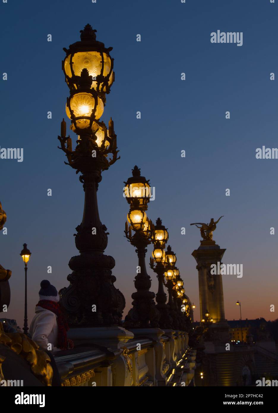Gusseiserne Straßenlaternen, Straßenlaternen auf der Pont Alexandre III bei Sunset Paris Frankreich Stockfoto