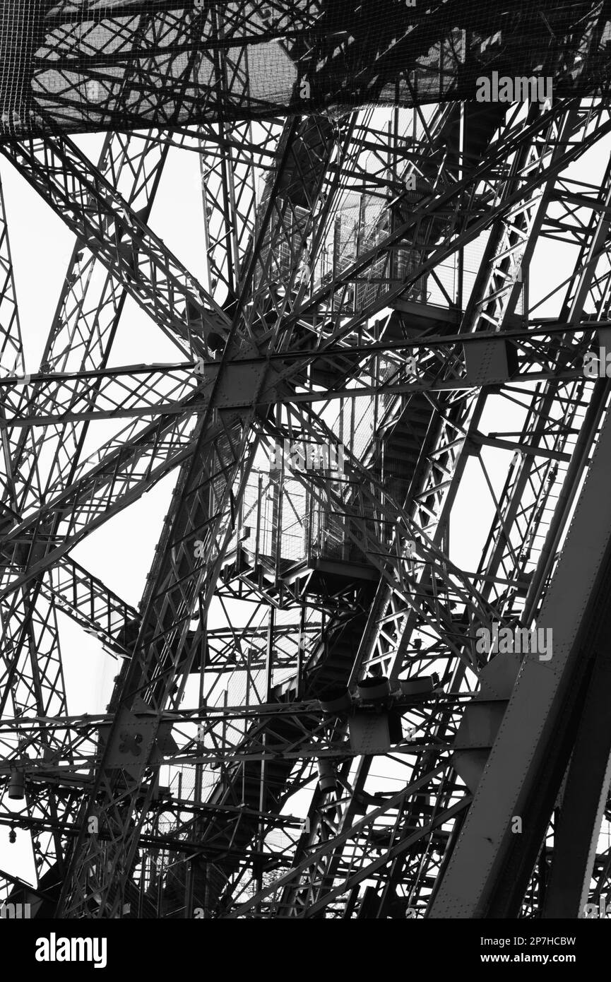 Schwarz-Weiß-Detail Der Balken Und Schmiedeeisenwerk Des Eiffelturms Paris Frankreich Stockfoto