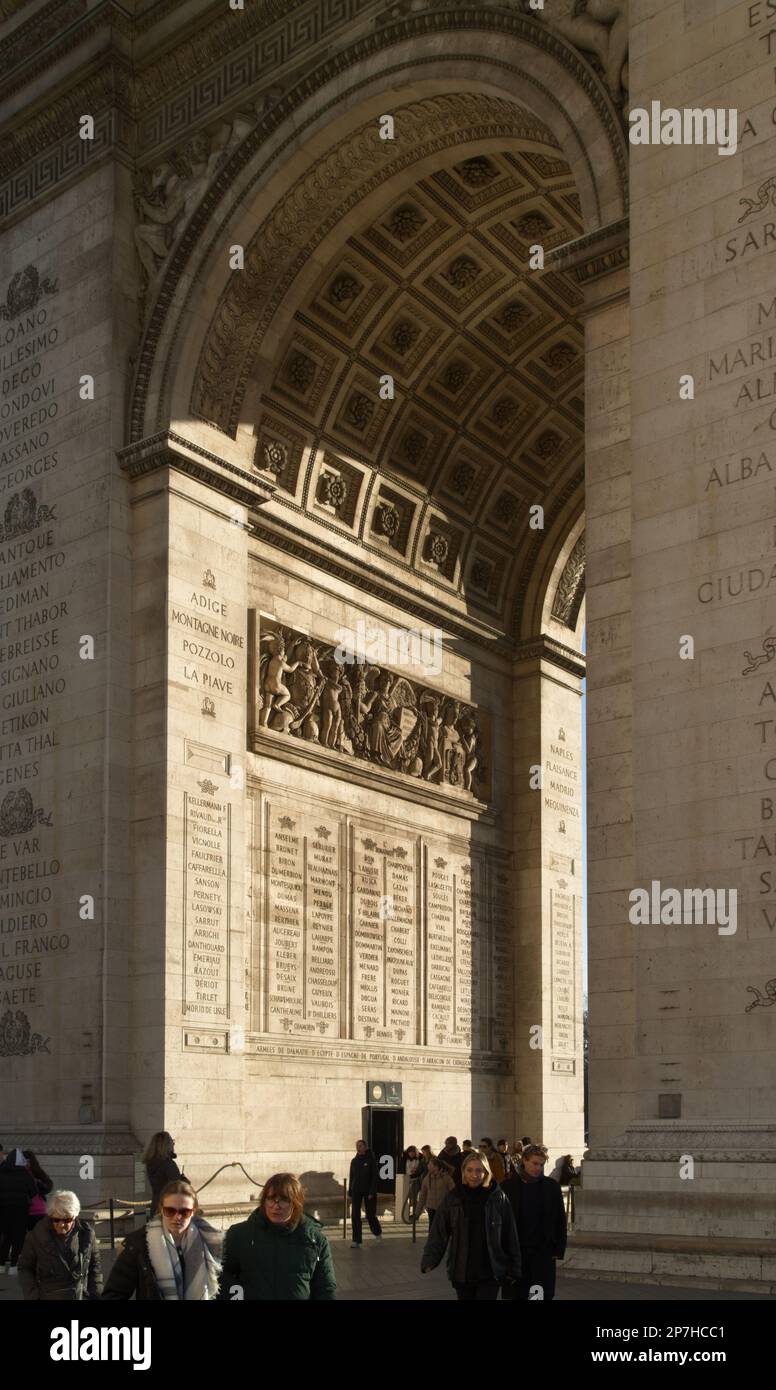 Der Arc De Triomphe Mit Touristen, Die Unter It, Paris Frankreich Laufen Stockfoto