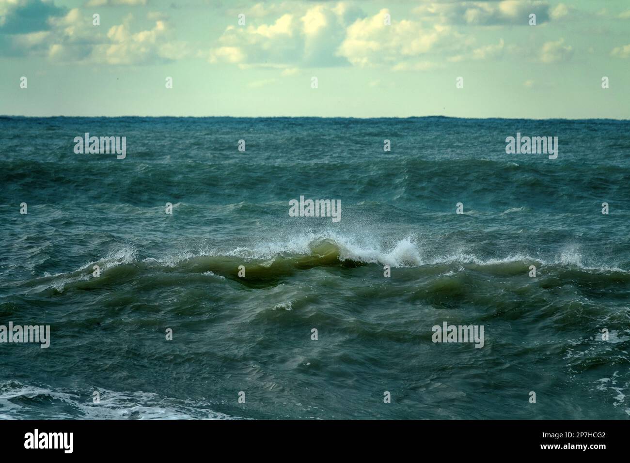 Alle zehn Jahre kommt es zu einem Sturm mit sieben Punkten. Kataklysmen und Wetterphänomene auf See, Stürme und Hurrikane im Herbst Stockfoto